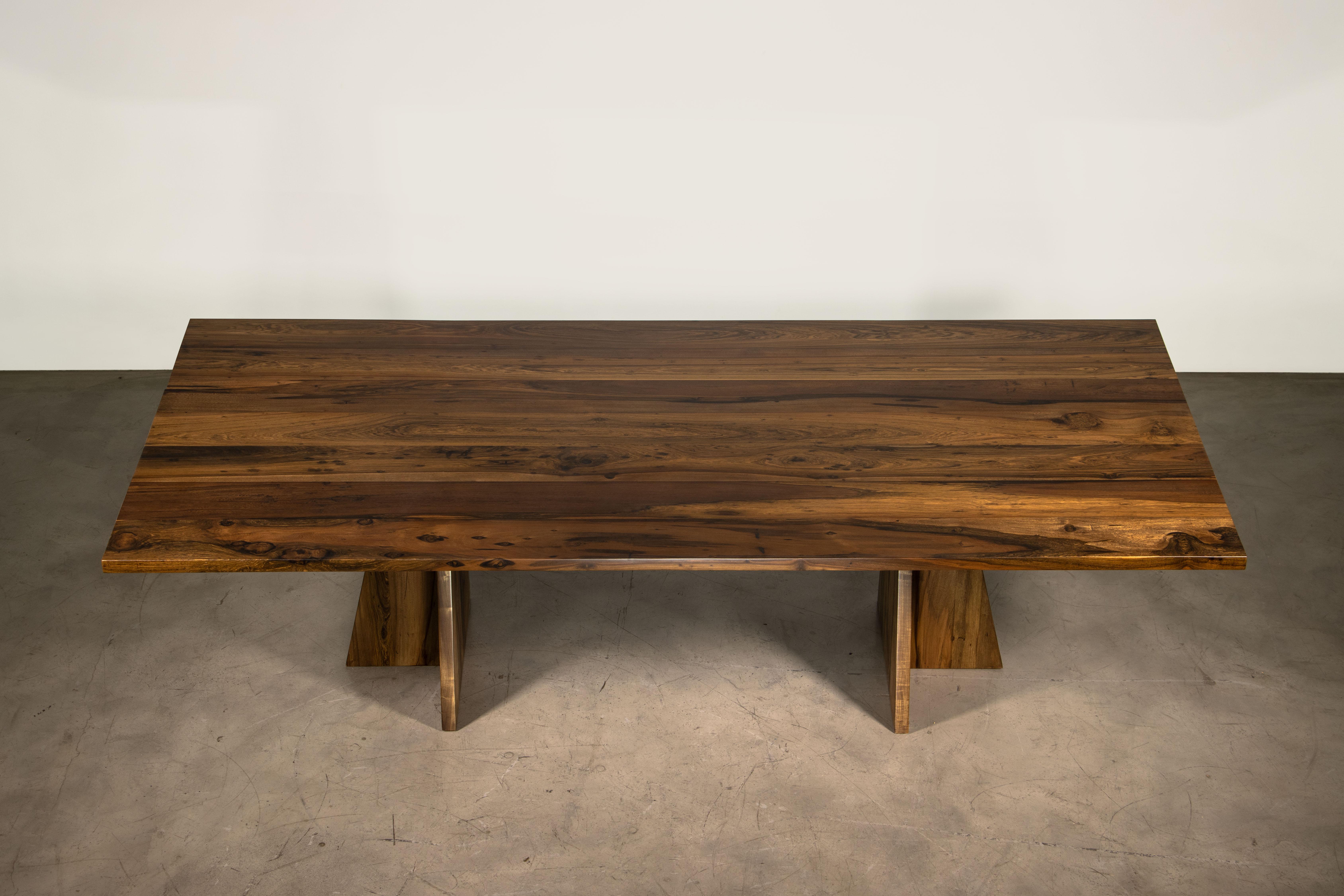 Table moderne à deux piédestaux en bois exotique massif de Costantini, Luca Neuf - En vente à New York, NY