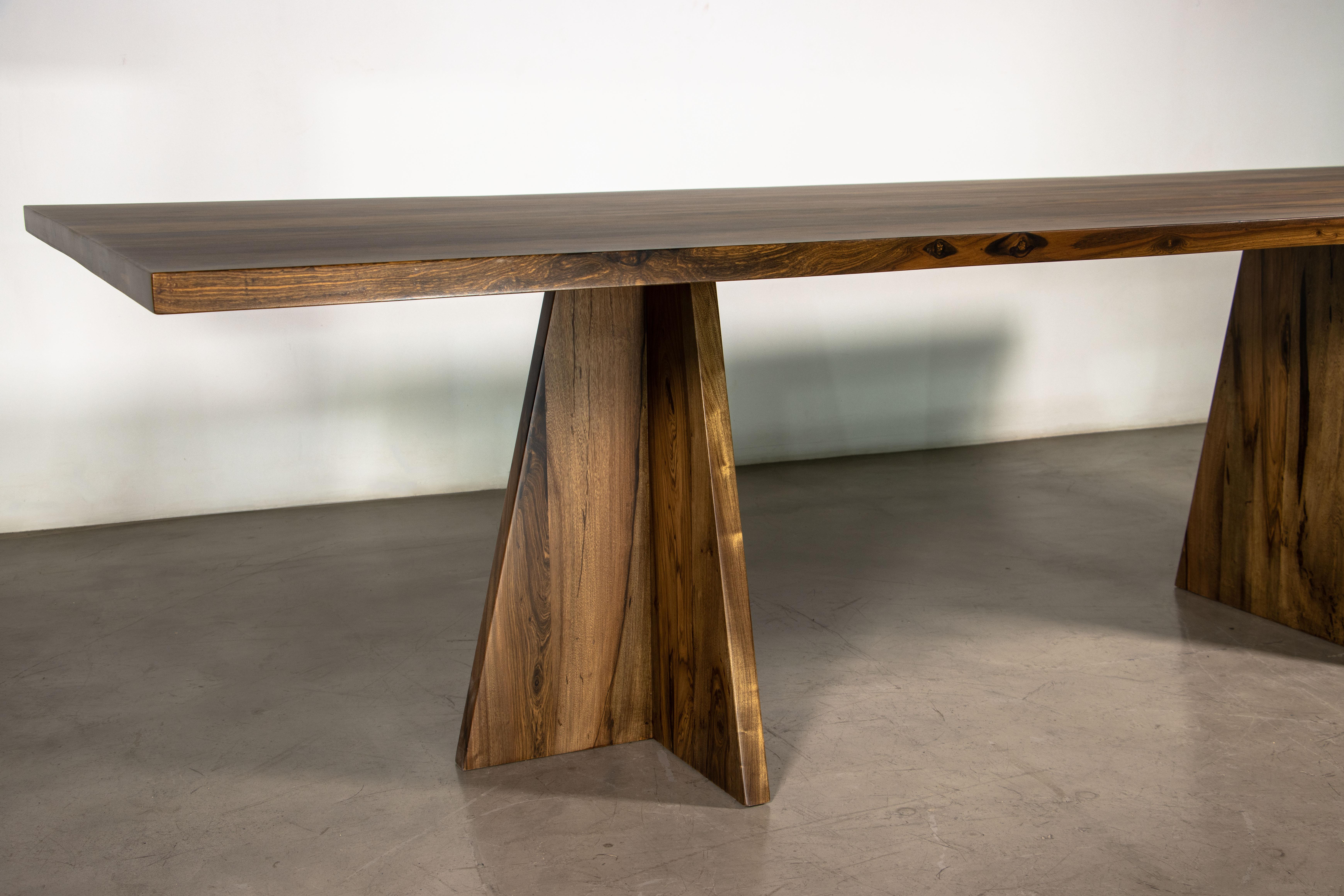 Bois Table moderne à deux piédestaux en bois exotique massif de Costantini, Luca en vente
