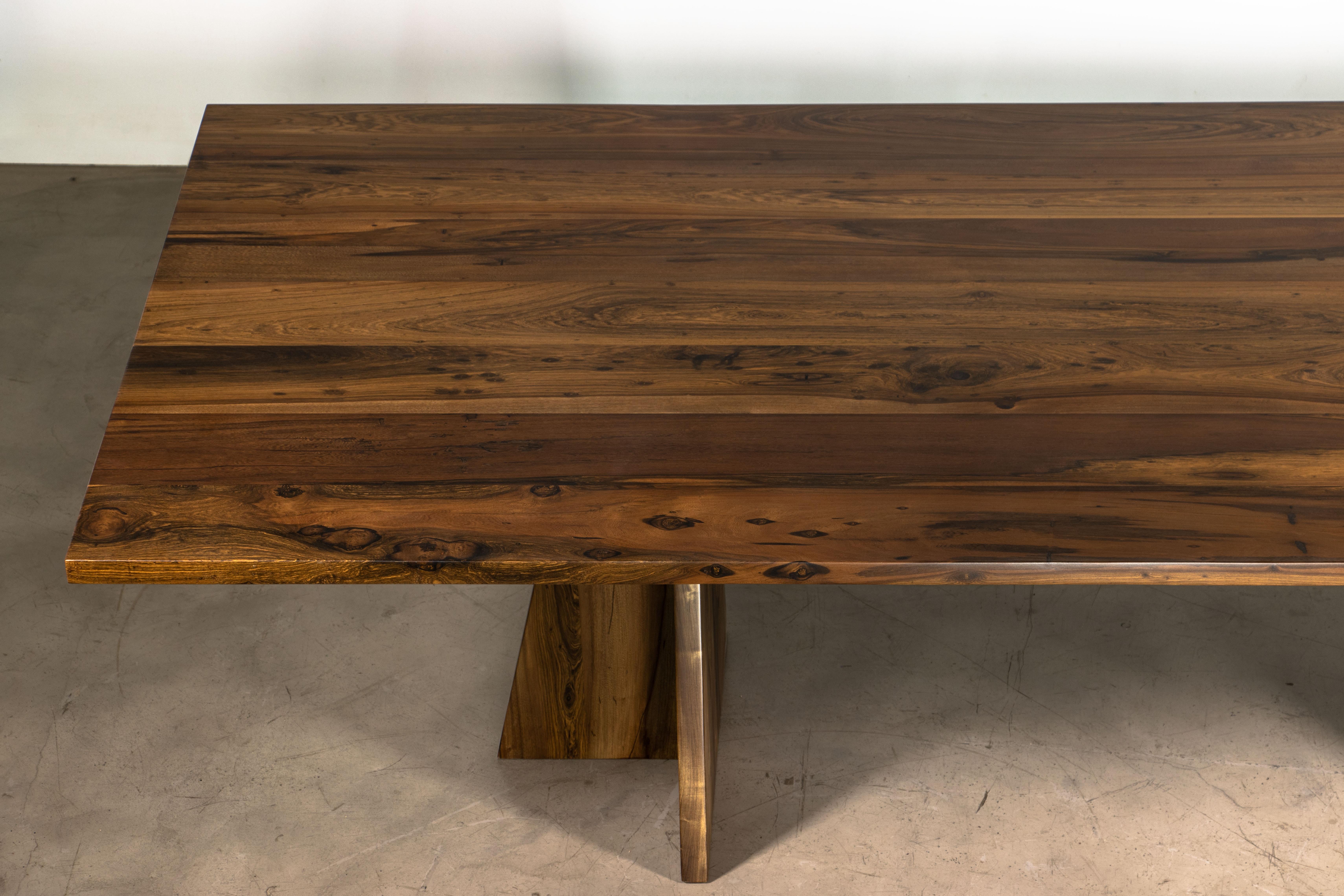 Table moderne à deux piédestaux en bois exotique massif de Costantini, Luca en vente 1