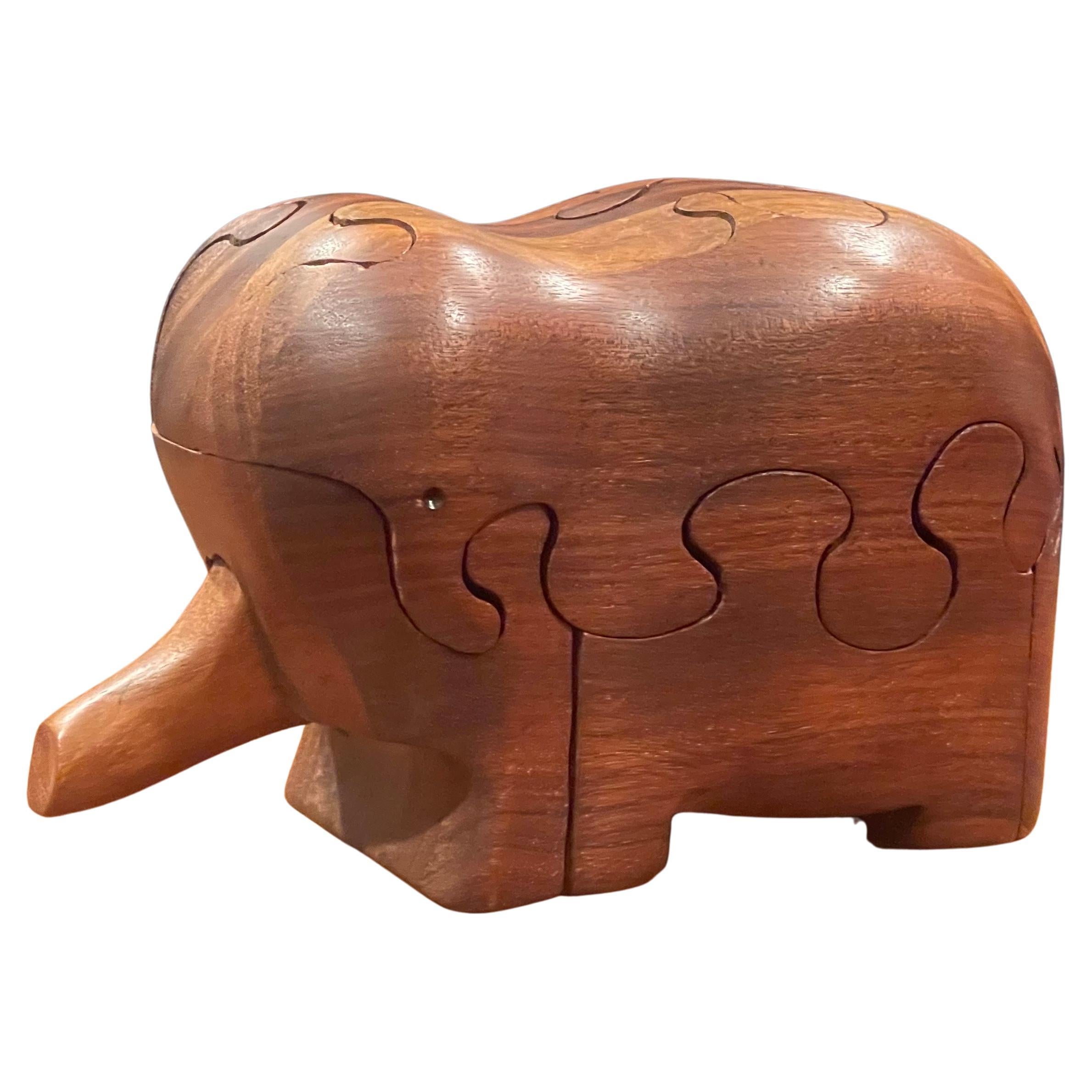 Incroyable travail d'artisanat sur ce puzzle / presse-papier / sculpture d'éléphant en noyer massif, très difficile à trouver, conçu et fabriqué à la main par l'artiste Deborah Bump, vers 1978. La pièce est en très bon état (à l'exception d'une