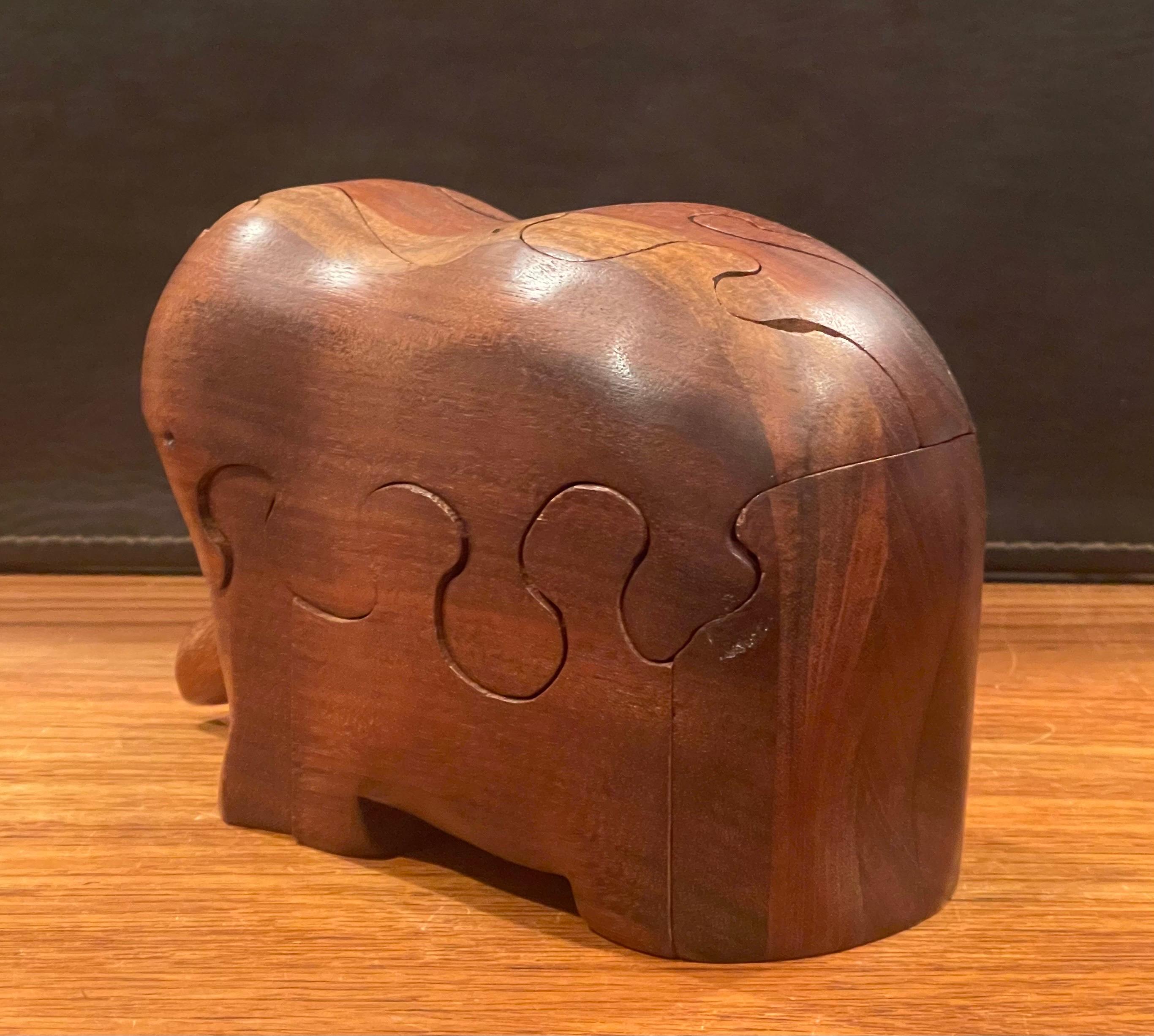 Americano Puzzle / Scultura di Elefante Figurato Solido in Noce di Deborah D. Bump in vendita