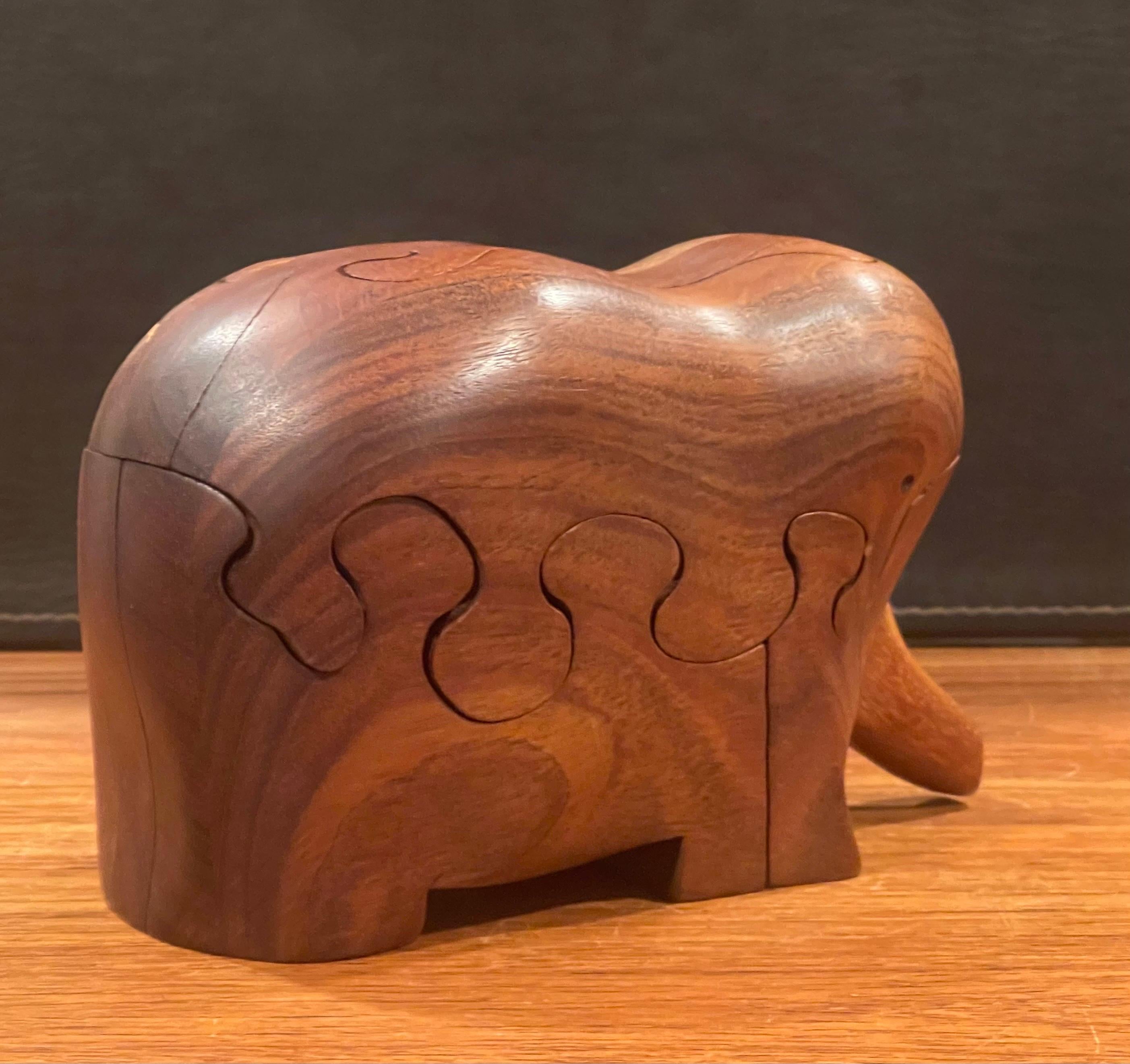Puzzle / Scultura di Elefante Figurato Solido in Noce di Deborah D. Bump In condizioni buone in vendita a San Diego, CA