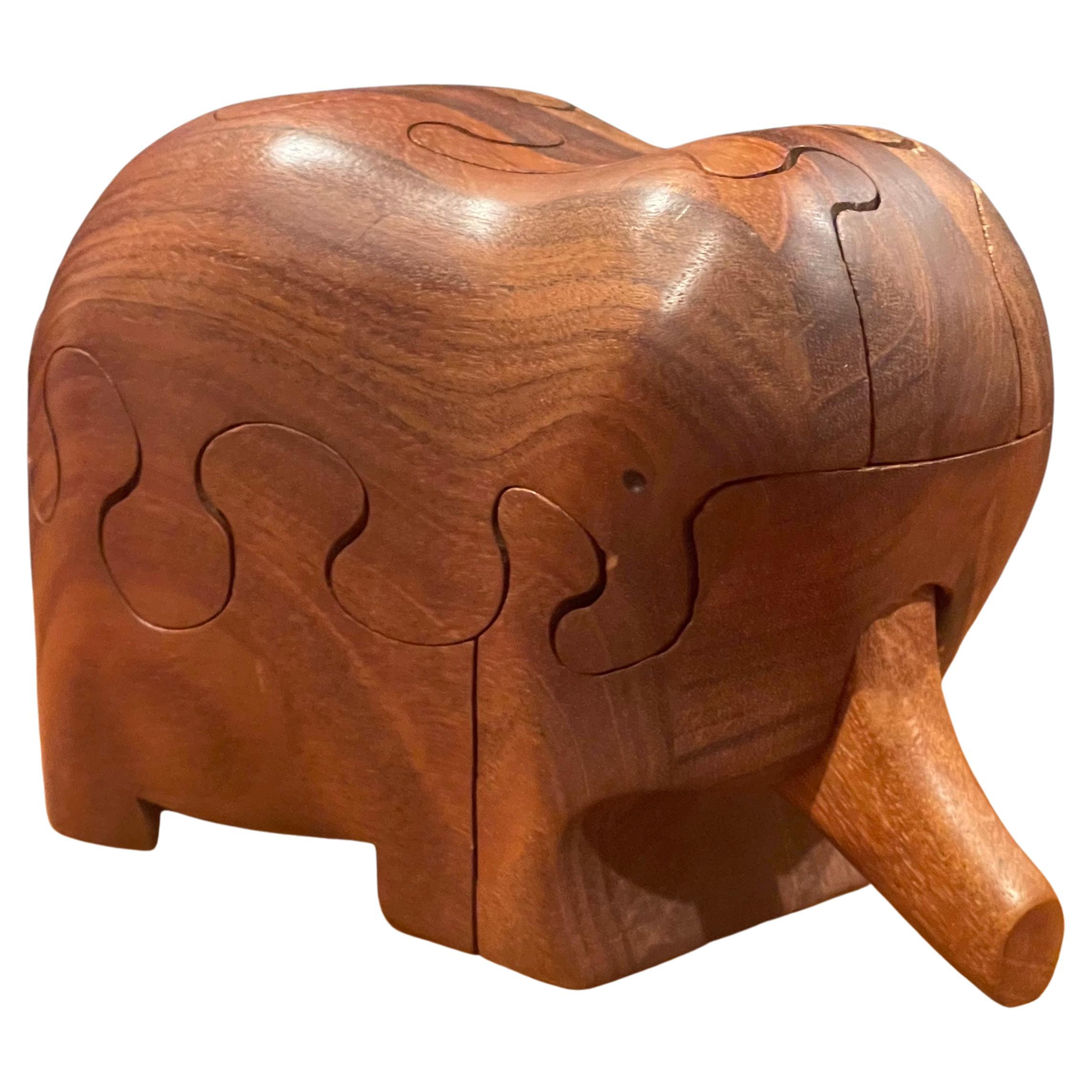 Puzzle / Sculpture figurative d'éléphant en noyer massif de Deborah D. Bump