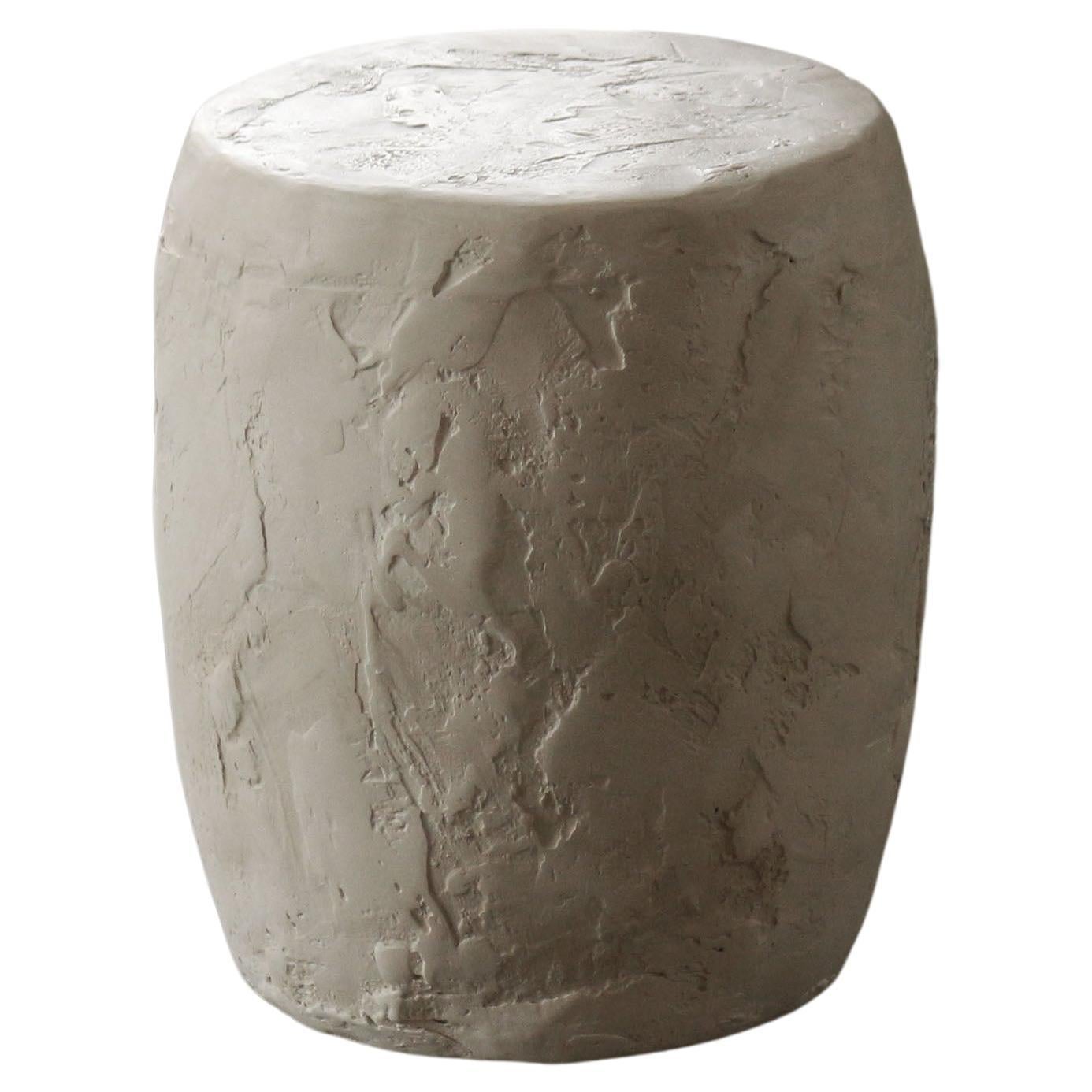 Solider, fließender Rucksackhocker aus Keramik und Wasserstein