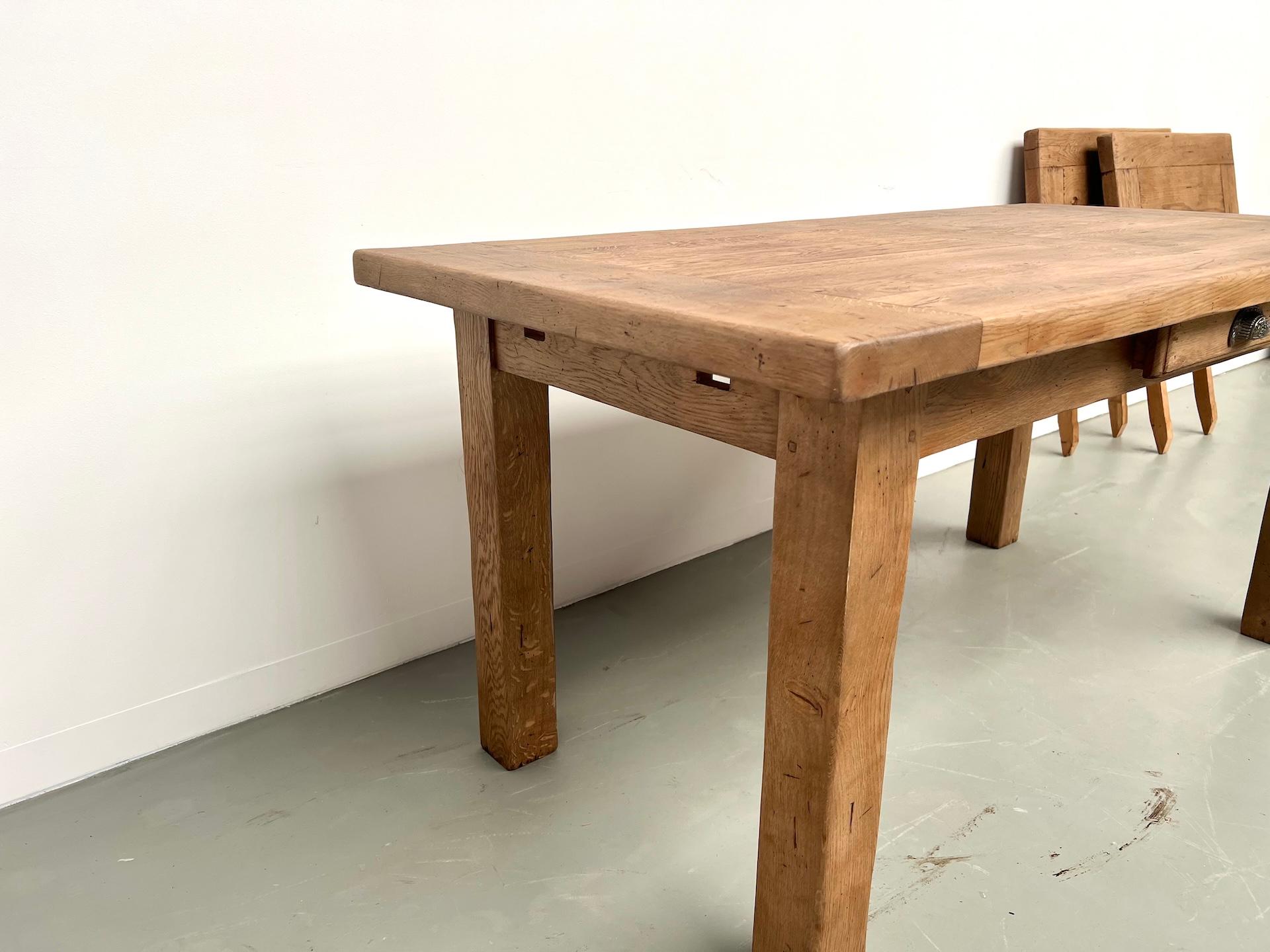 Ausziehbarer Tisch aus massiver französischer Bauernhofeiche - Frankreich, 1950er Jahre im Angebot 5