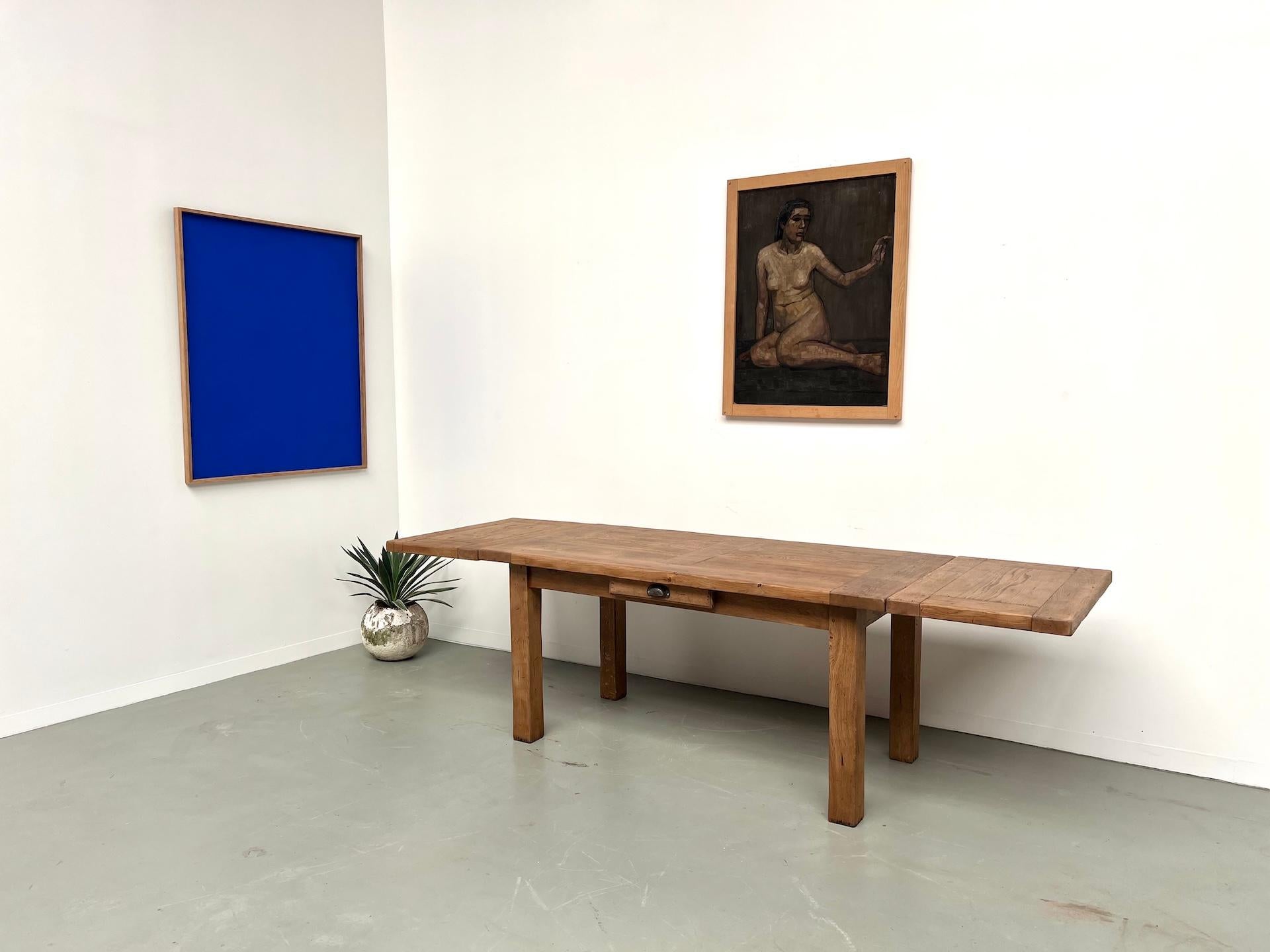 Ausziehbarer Tisch aus massiver französischer Bauernhofeiche - Frankreich, 1950er Jahre im Angebot 6