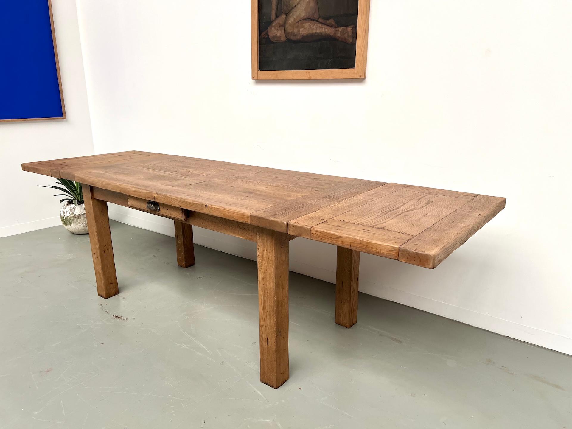Ausziehbarer Tisch aus massiver französischer Bauernhofeiche - Frankreich, 1950er Jahre im Angebot 7