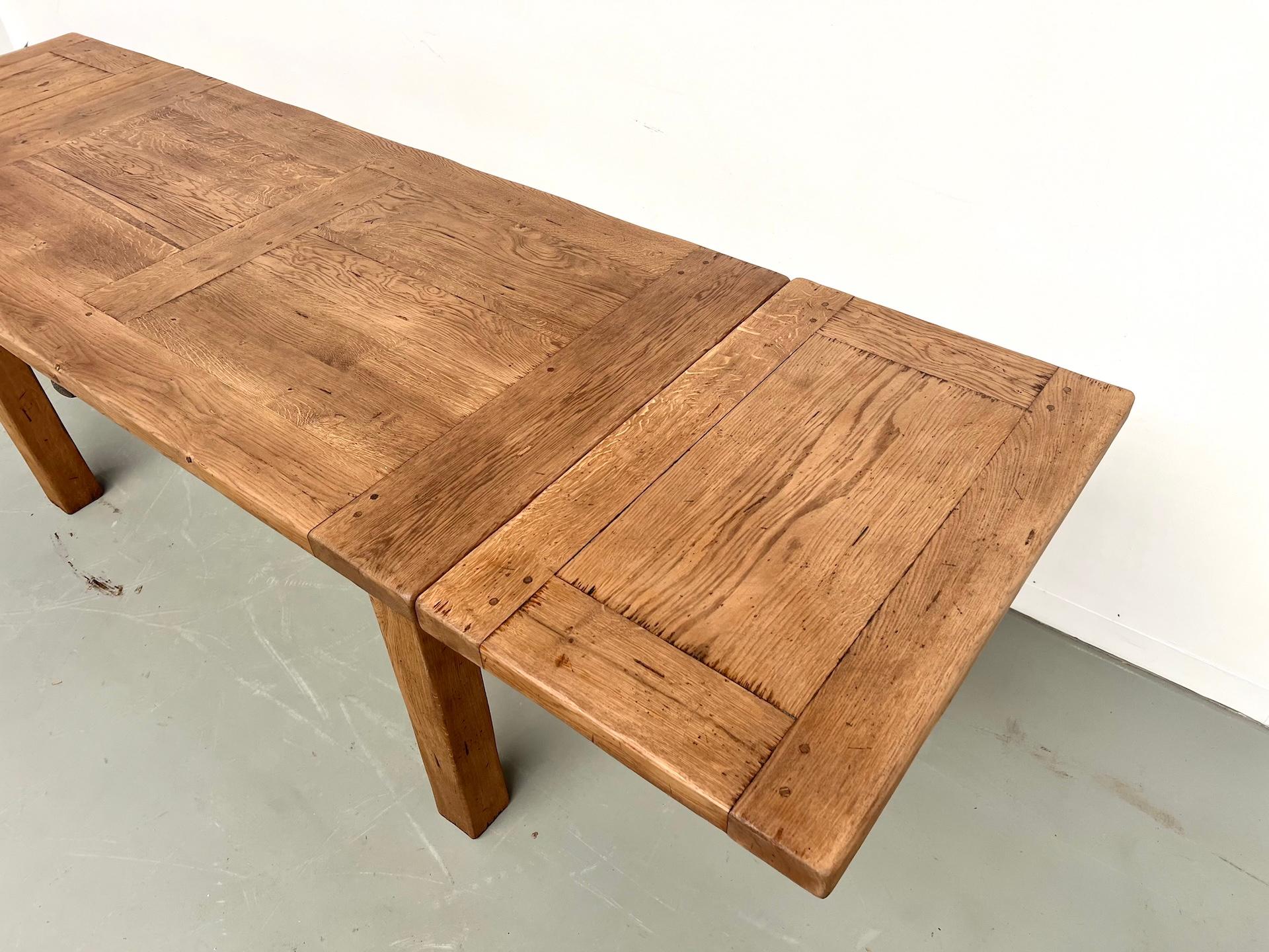 Ausziehbarer Tisch aus massiver französischer Bauernhofeiche - Frankreich, 1950er Jahre im Angebot 8