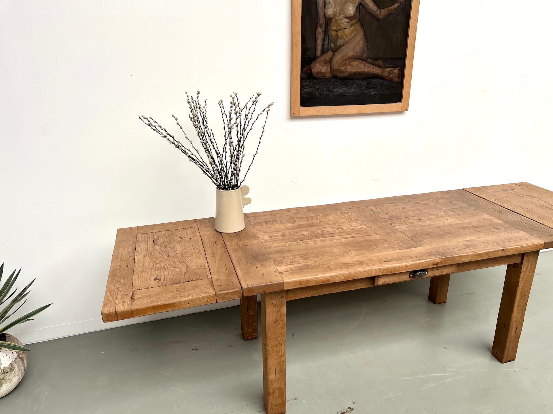 Ausziehbarer Tisch aus massiver französischer Bauernhofeiche - Frankreich, 1950er Jahre im Angebot 11