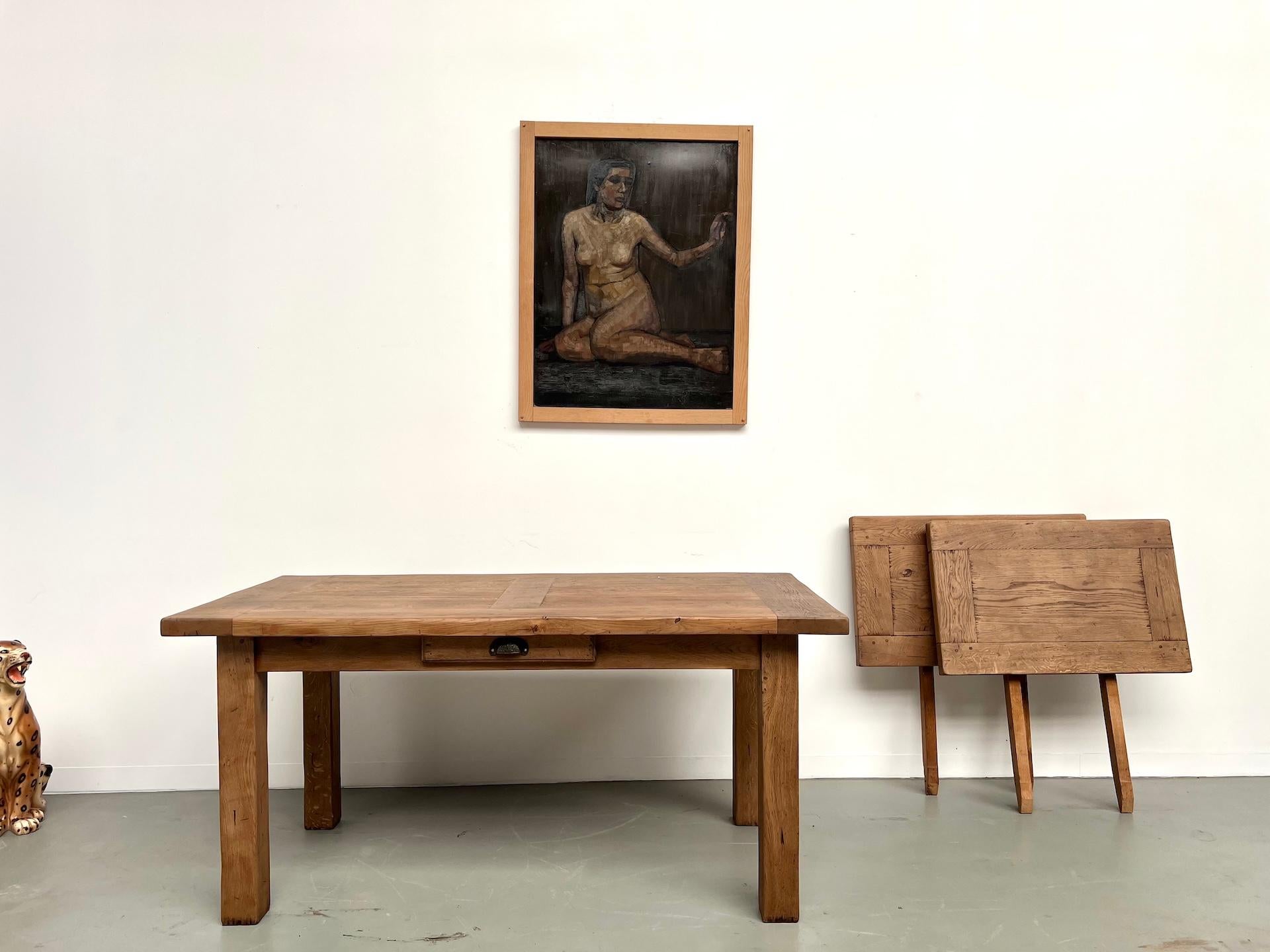 Eleganter Tisch aus massiver Eiche aus den 1950er Jahren, der sich durch klare Linien und funktionelles Design auszeichnet. Die warme Maserung des Eichenholzes und die ursprüngliche Patina verleihen ihm zeitlosen Charme. Sein kompaktes Format (160