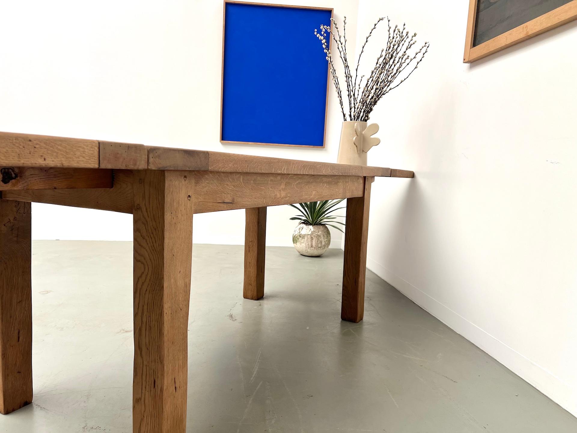 Ausziehbarer Tisch aus massiver französischer Bauernhofeiche - Frankreich, 1950er Jahre im Angebot 13