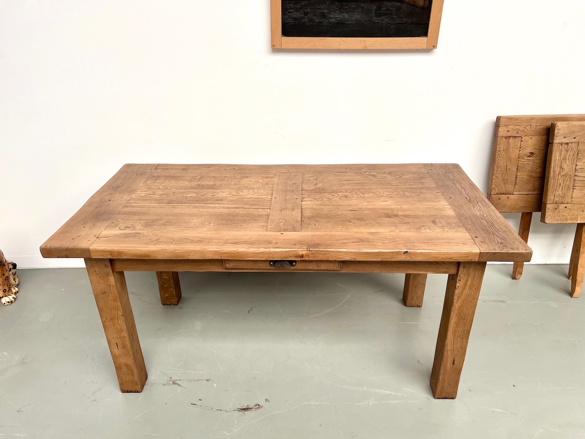 Ausziehbarer Tisch aus massiver französischer Bauernhofeiche - Frankreich, 1950er Jahre (Europäisch) im Angebot