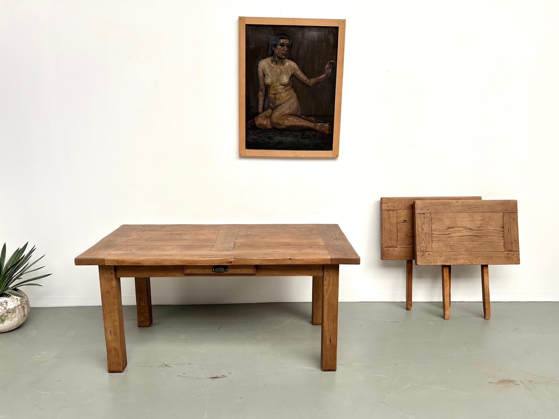 Ausziehbarer Tisch aus massiver französischer Bauernhofeiche - Frankreich, 1950er Jahre im Zustand „Gut“ im Angebot in LYON, FR