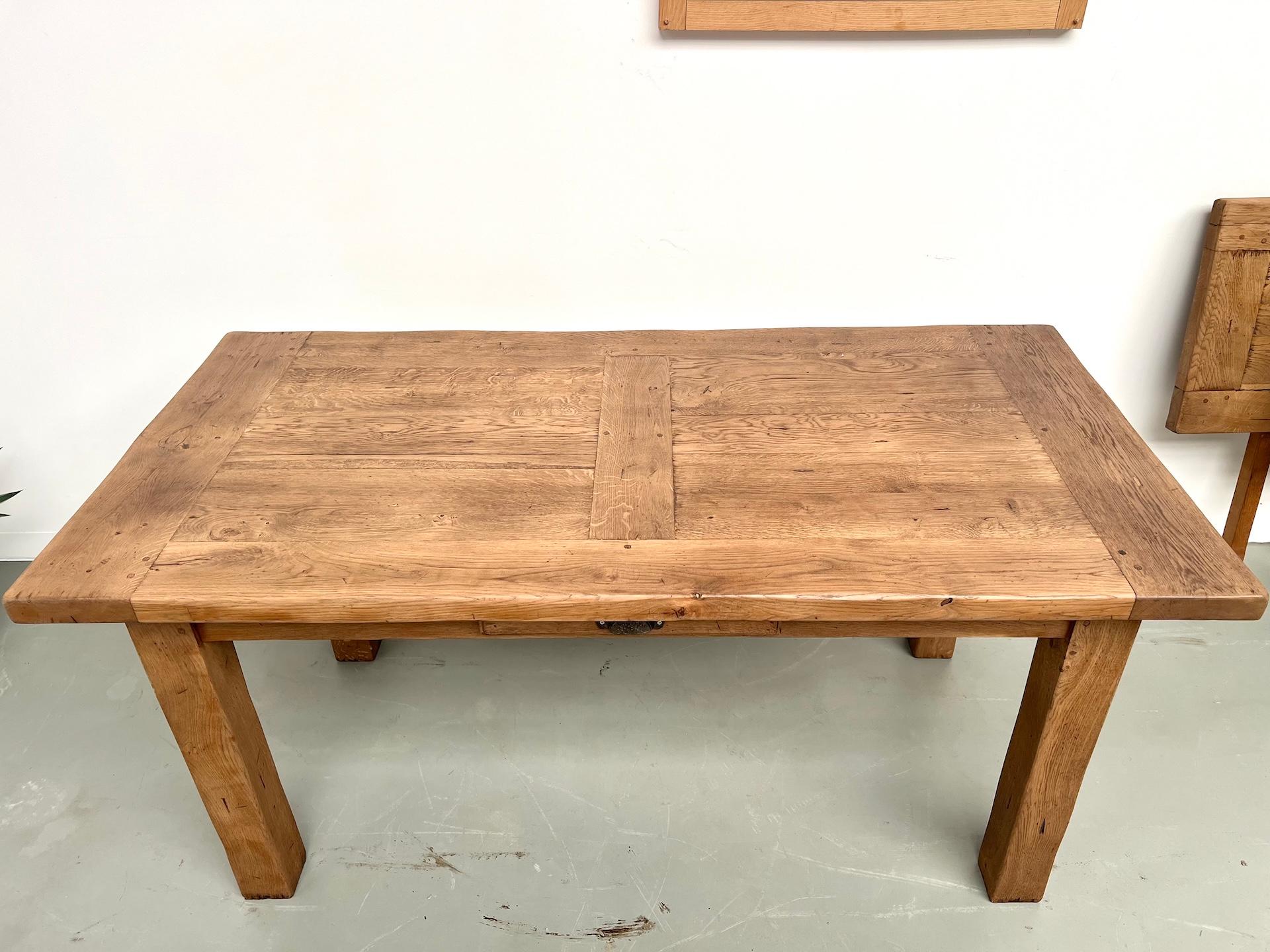 Ausziehbarer Tisch aus massiver französischer Bauernhofeiche - Frankreich, 1950er Jahre (Mitte des 20. Jahrhunderts) im Angebot