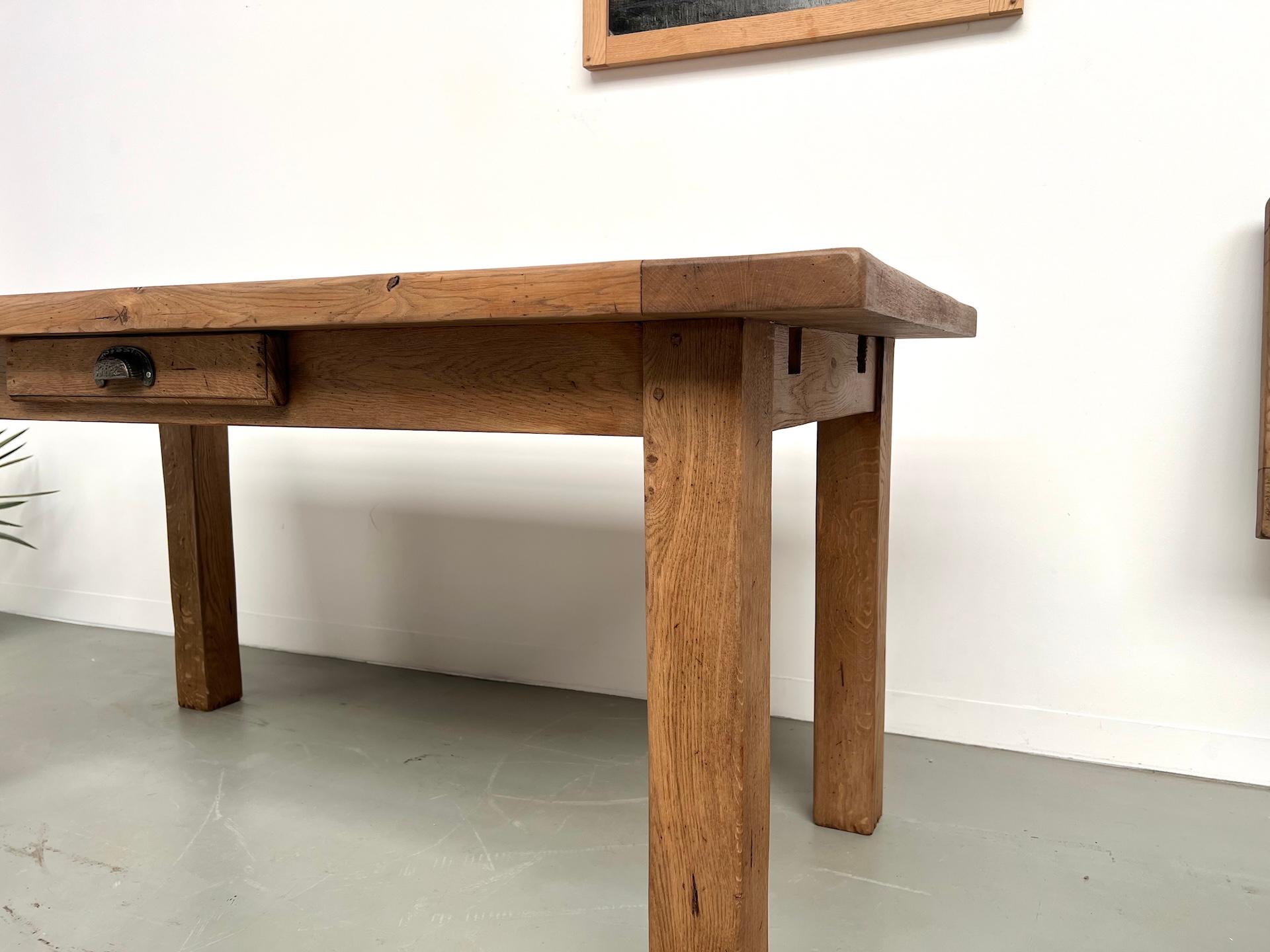Ausziehbarer Tisch aus massiver französischer Bauernhofeiche - Frankreich, 1950er Jahre im Angebot 1