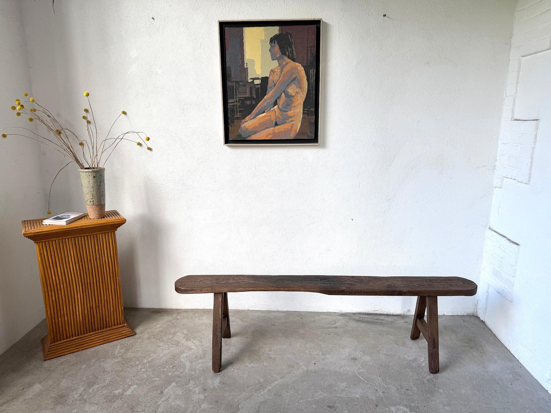 MAISON LECAN presenta questa bellissima panca in rovere massiccio dal design semplice e robusto. La seduta a tavola singola con bordi irregolari riflette il carattere artigianale dei mobili rurali della fine del XIX secolo. Le gambe a forma di A