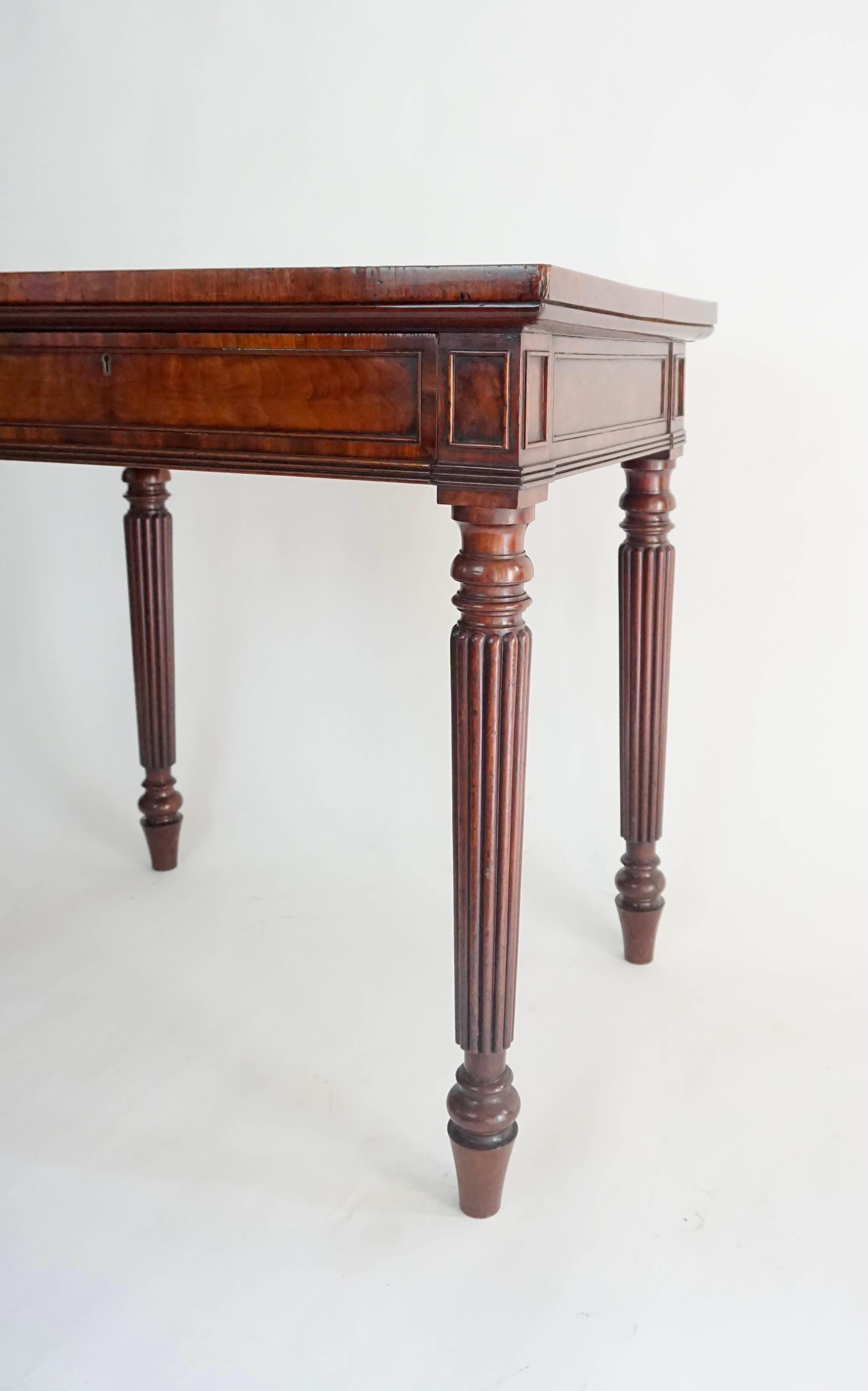Crocodile Mahogany Side Table by Gillows of Lancaster & London, circa 1820 For Sale 3