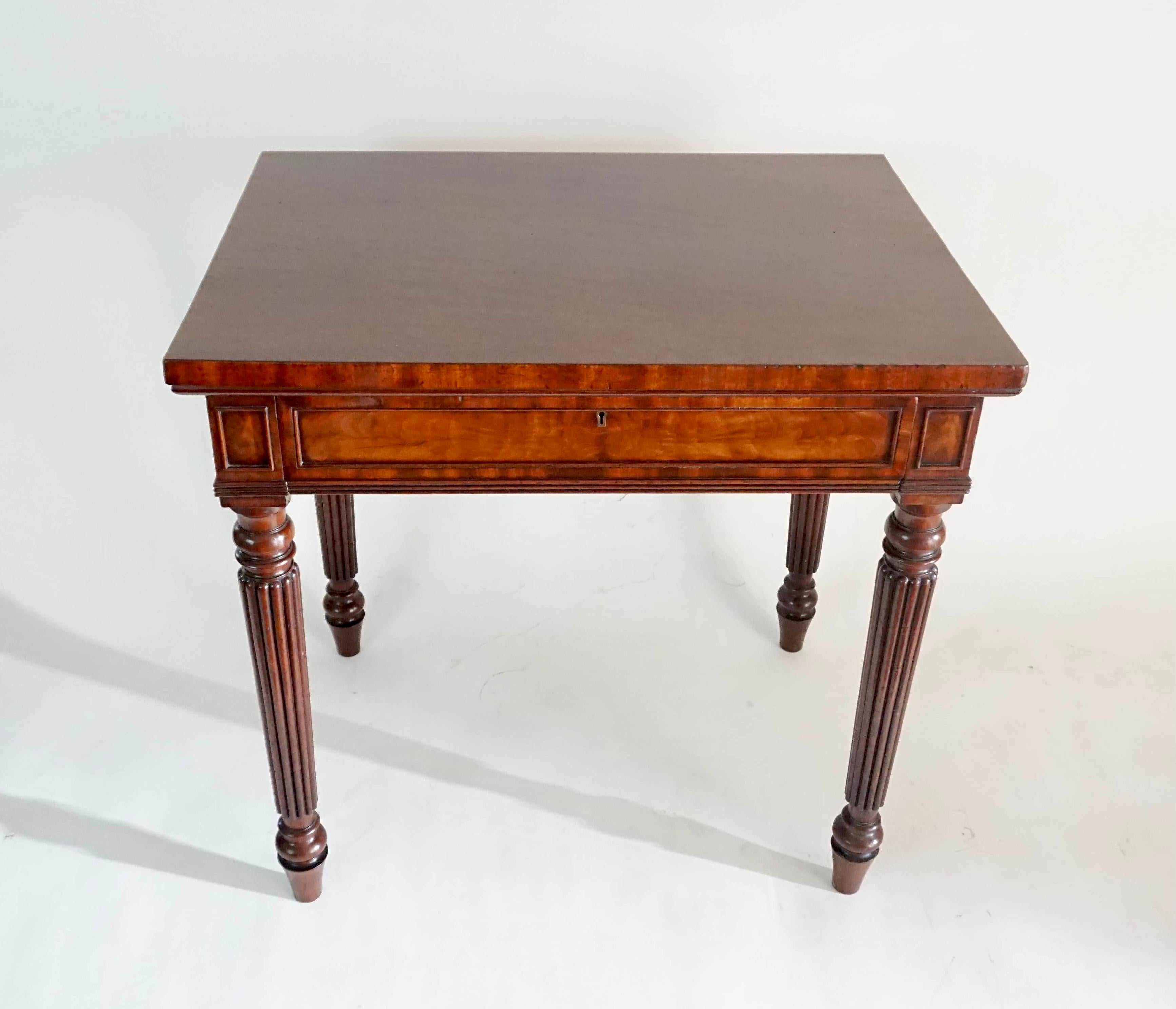 Regency Crocodile Mahogany Side Table by Gillows of Lancaster & London, circa 1820 For Sale
