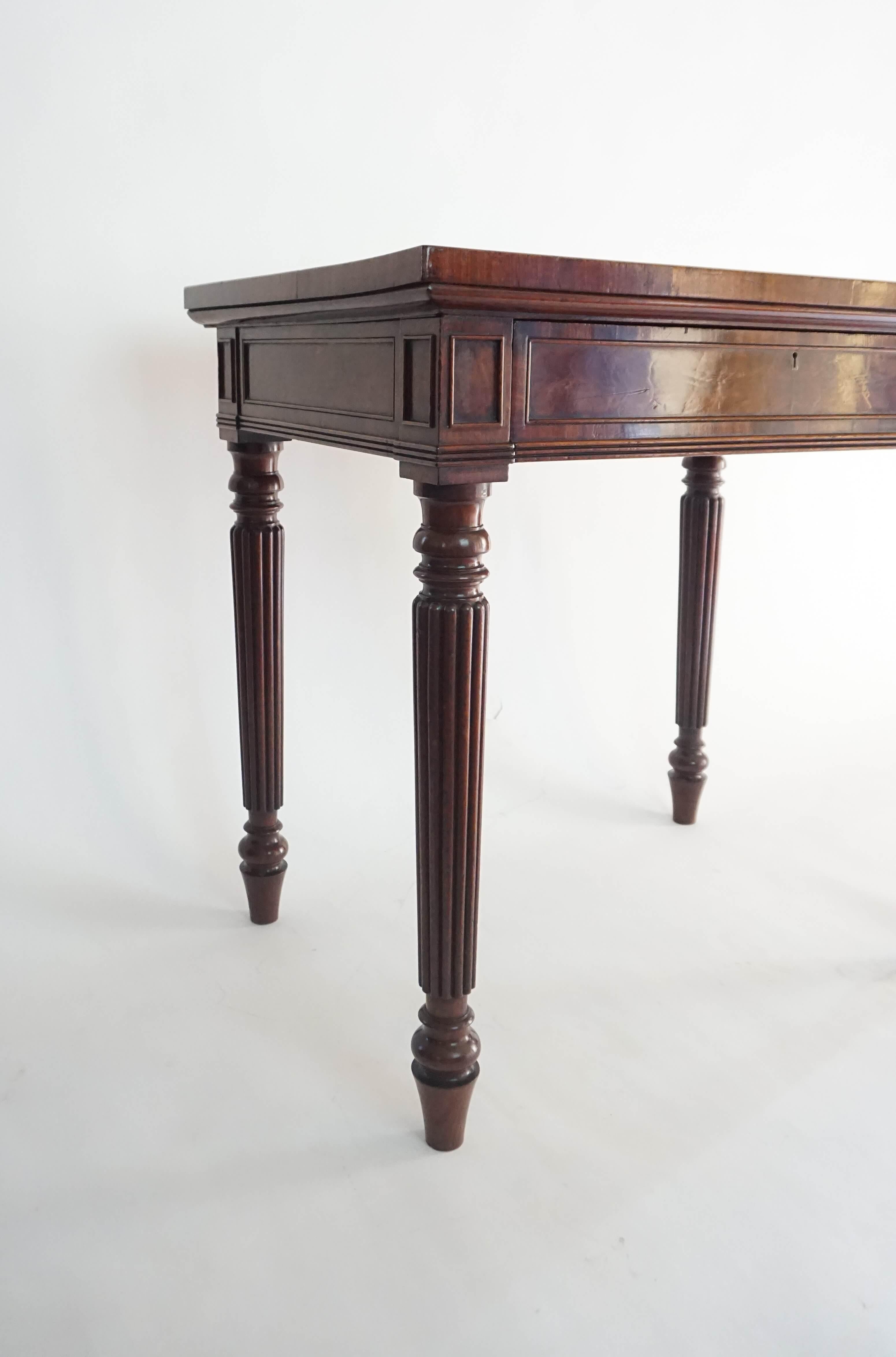 Hand-Carved Crocodile Mahogany Side Table by Gillows of Lancaster & London, circa 1820 For Sale