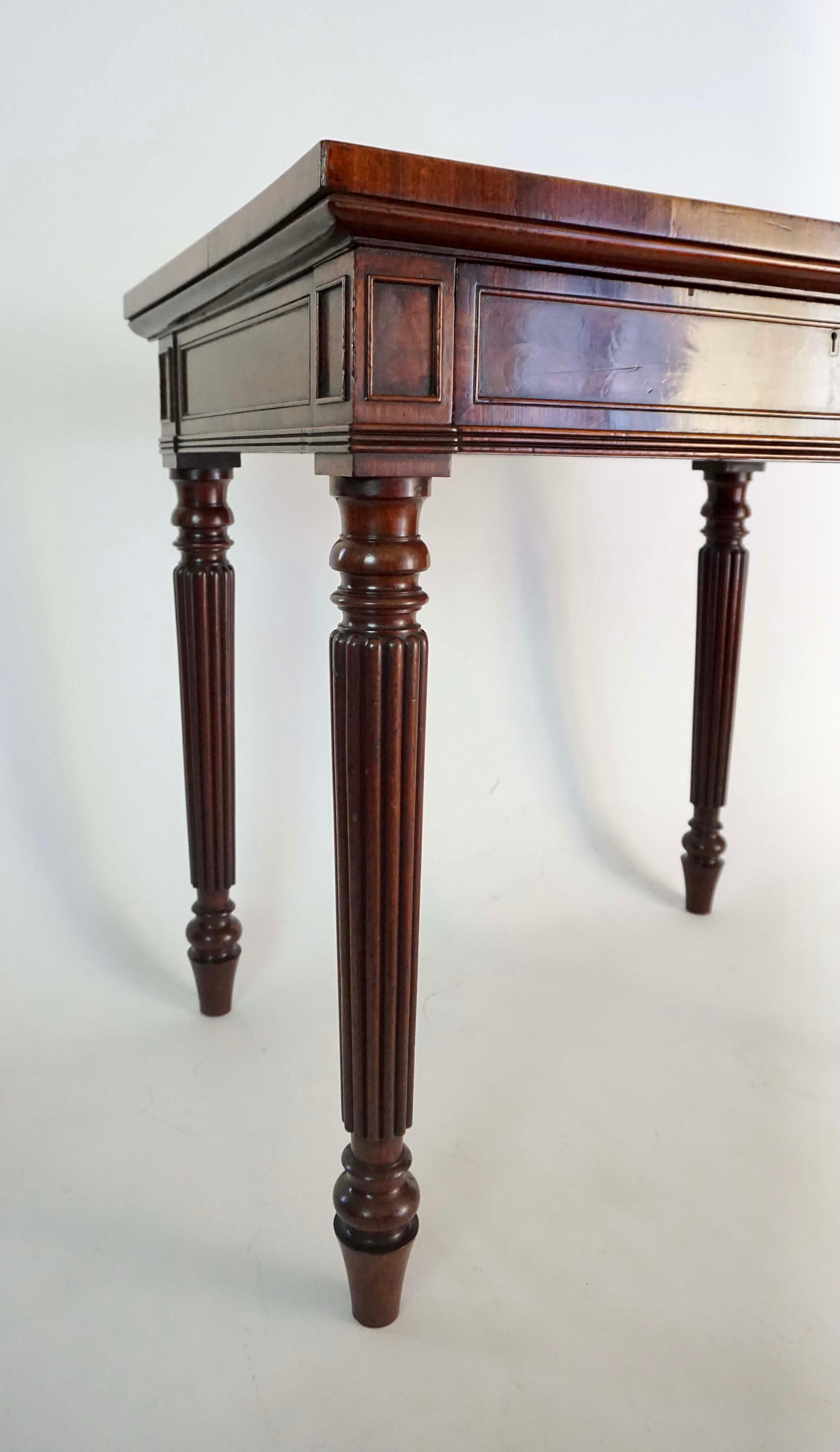 Crocodile Mahogany Side Table by Gillows of Lancaster & London, circa 1820 In Good Condition For Sale In Kinderhook, NY