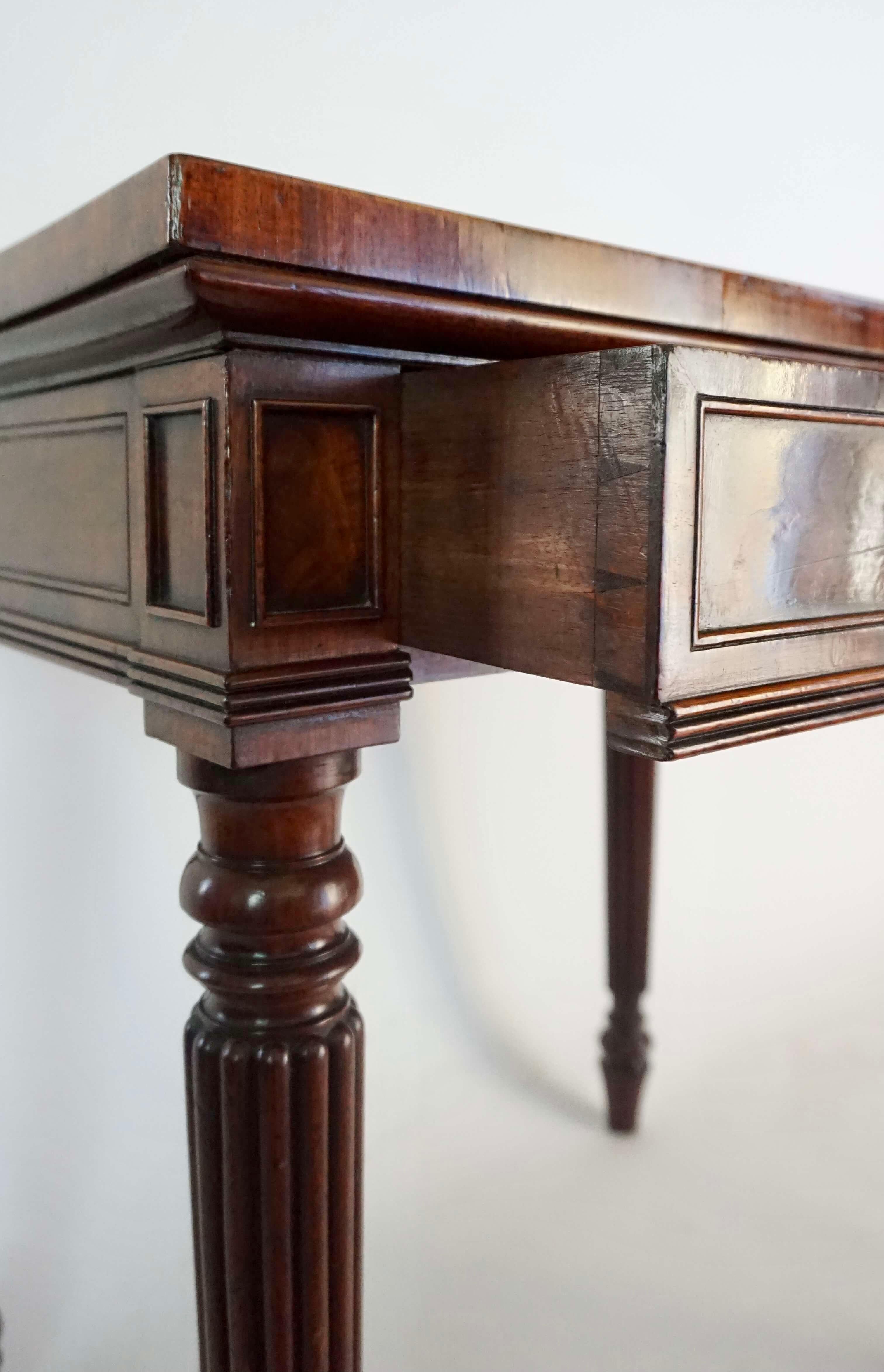 19th Century Crocodile Mahogany Side Table by Gillows of Lancaster & London, circa 1820 For Sale