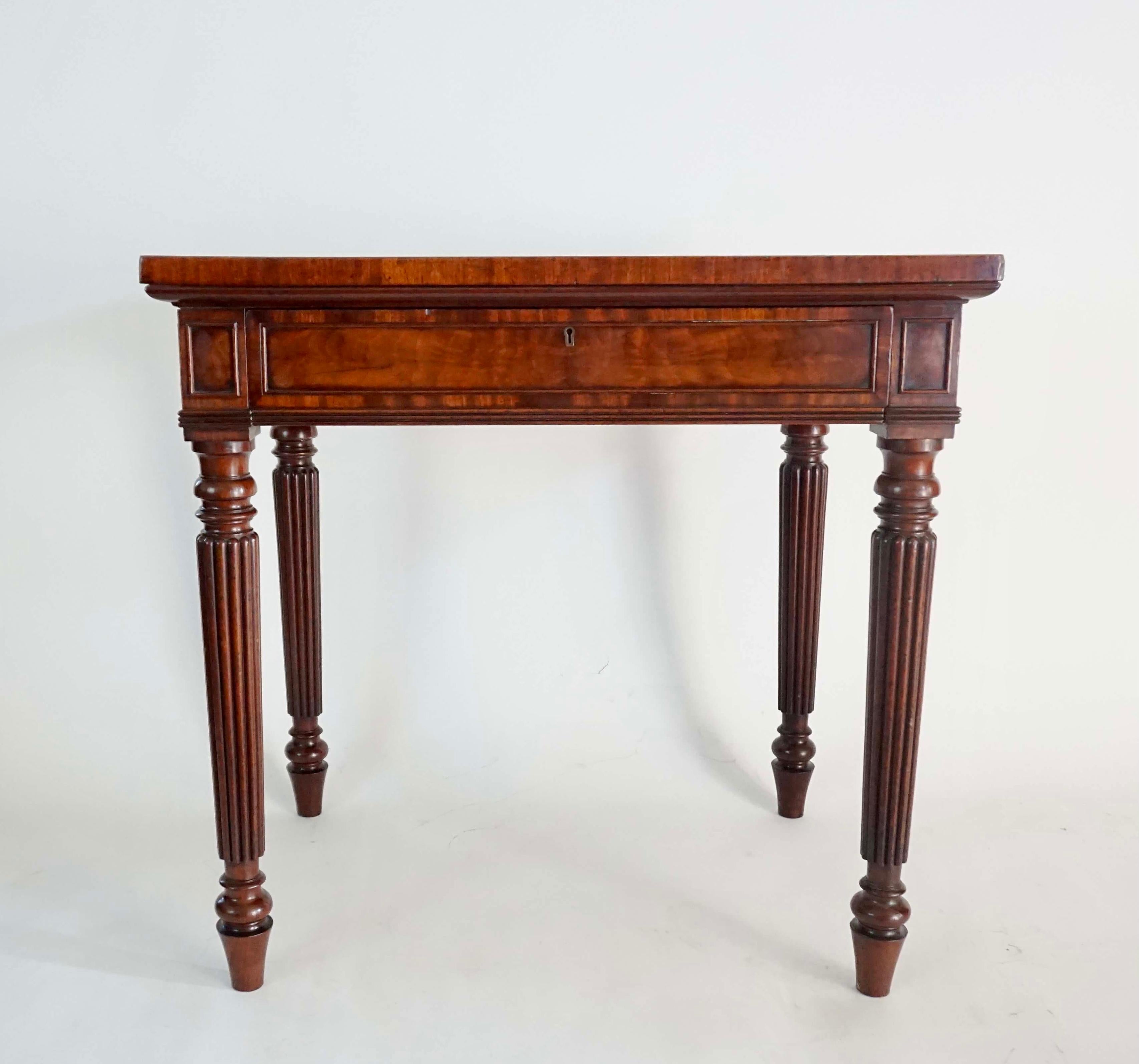 Crocodile Mahogany Side Table by Gillows of Lancaster & London, circa 1820 For Sale 1