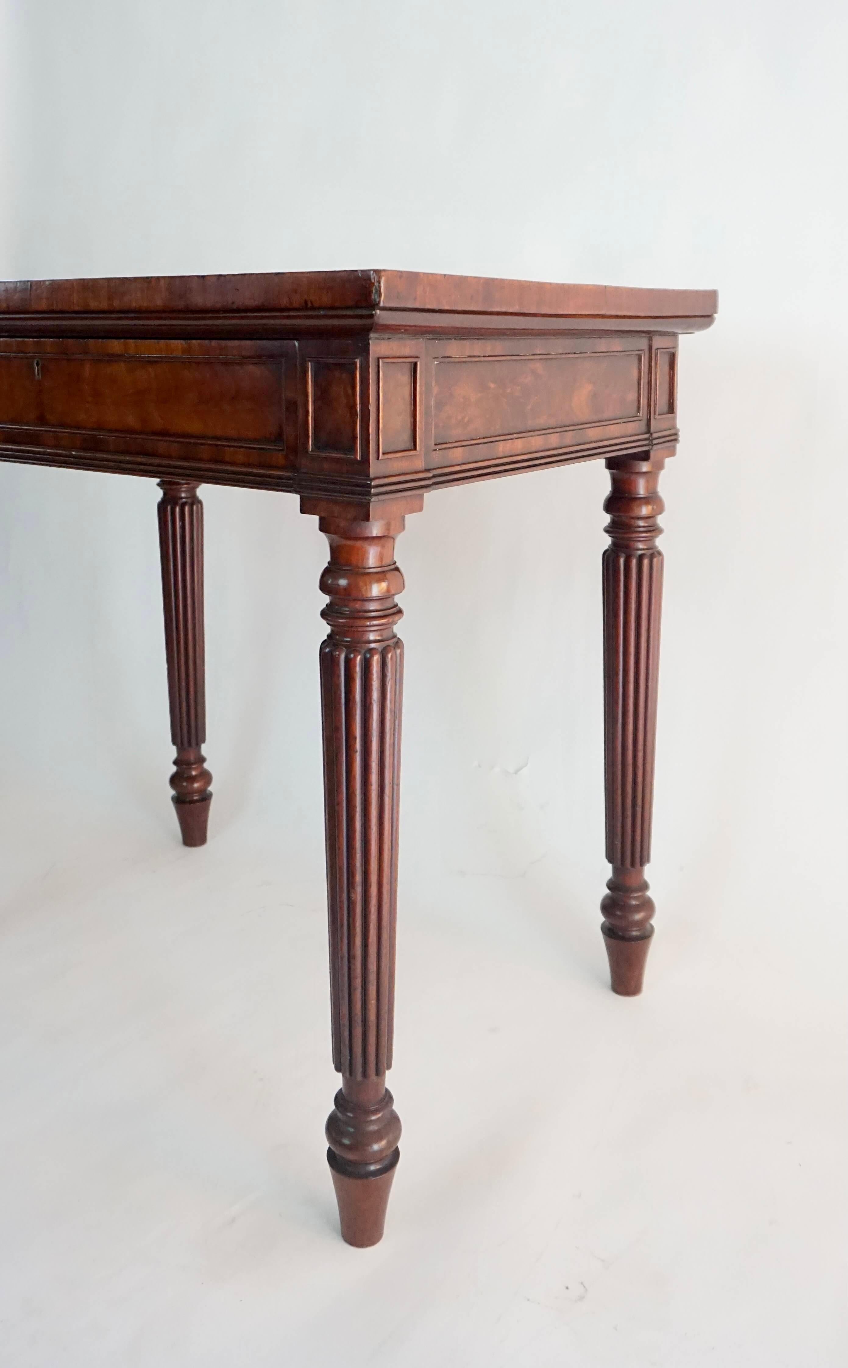 Crocodile Mahogany Side Table by Gillows of Lancaster & London, circa 1820 For Sale 2