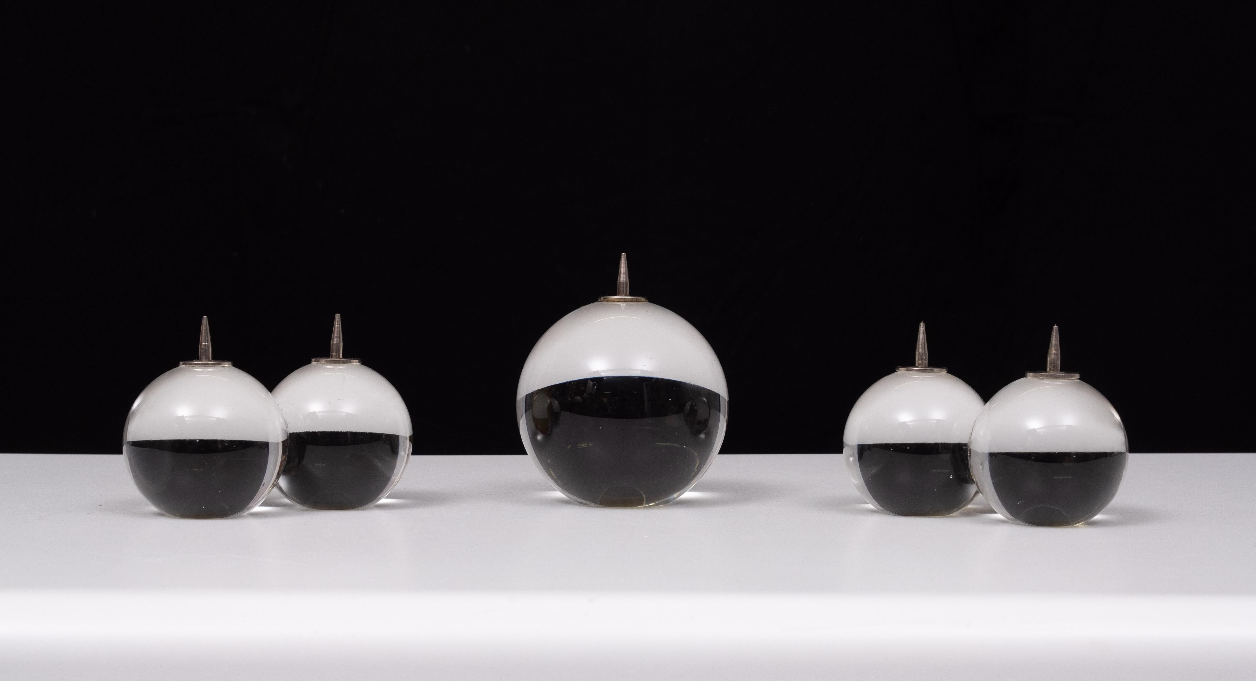 Solid Glass Ball geformt Candle Sticks Italien 1970er  (Ende des 20. Jahrhunderts) im Angebot
