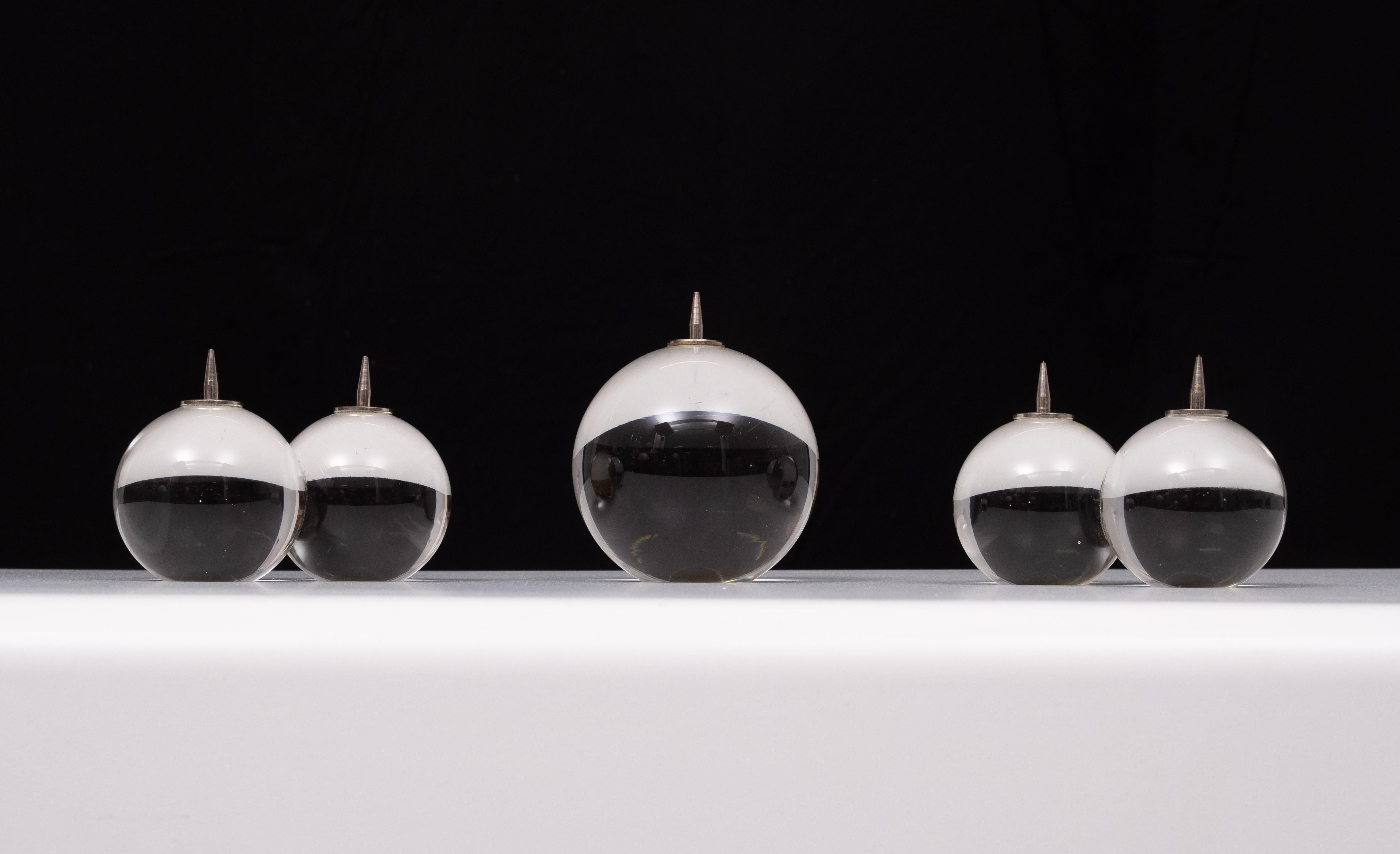 Solid Glass Ball geformt Candle Sticks Italien 1970er  (Glaskunst) im Angebot