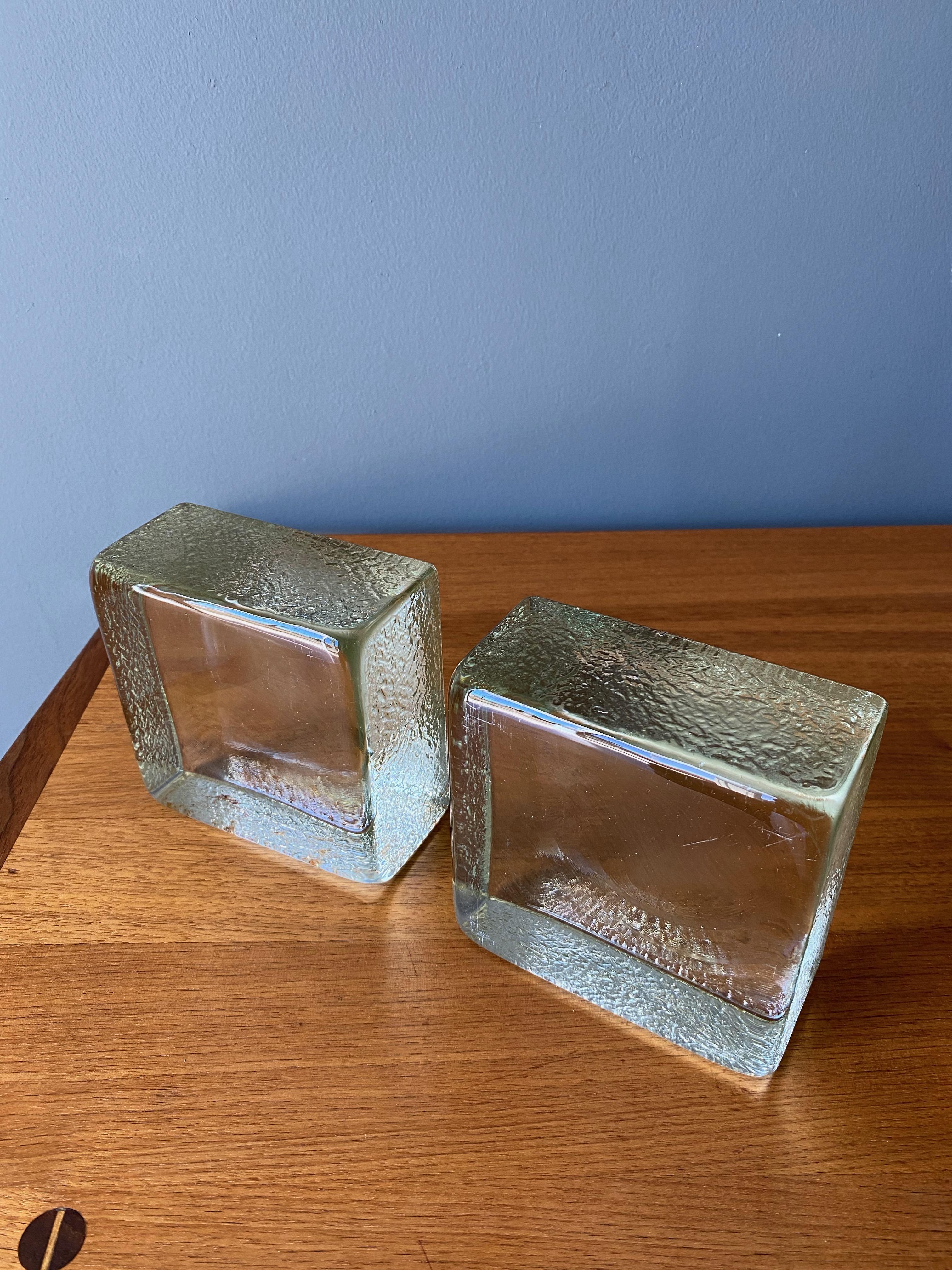 Sujetalibros de bloques de vidrio macizo By Blenko Moderno de mediados de siglo en venta