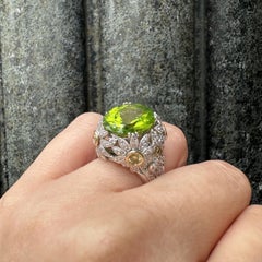 Bague en or massif 11.80ctw Large Oval Peridot Diamond Daisy Flower Setting