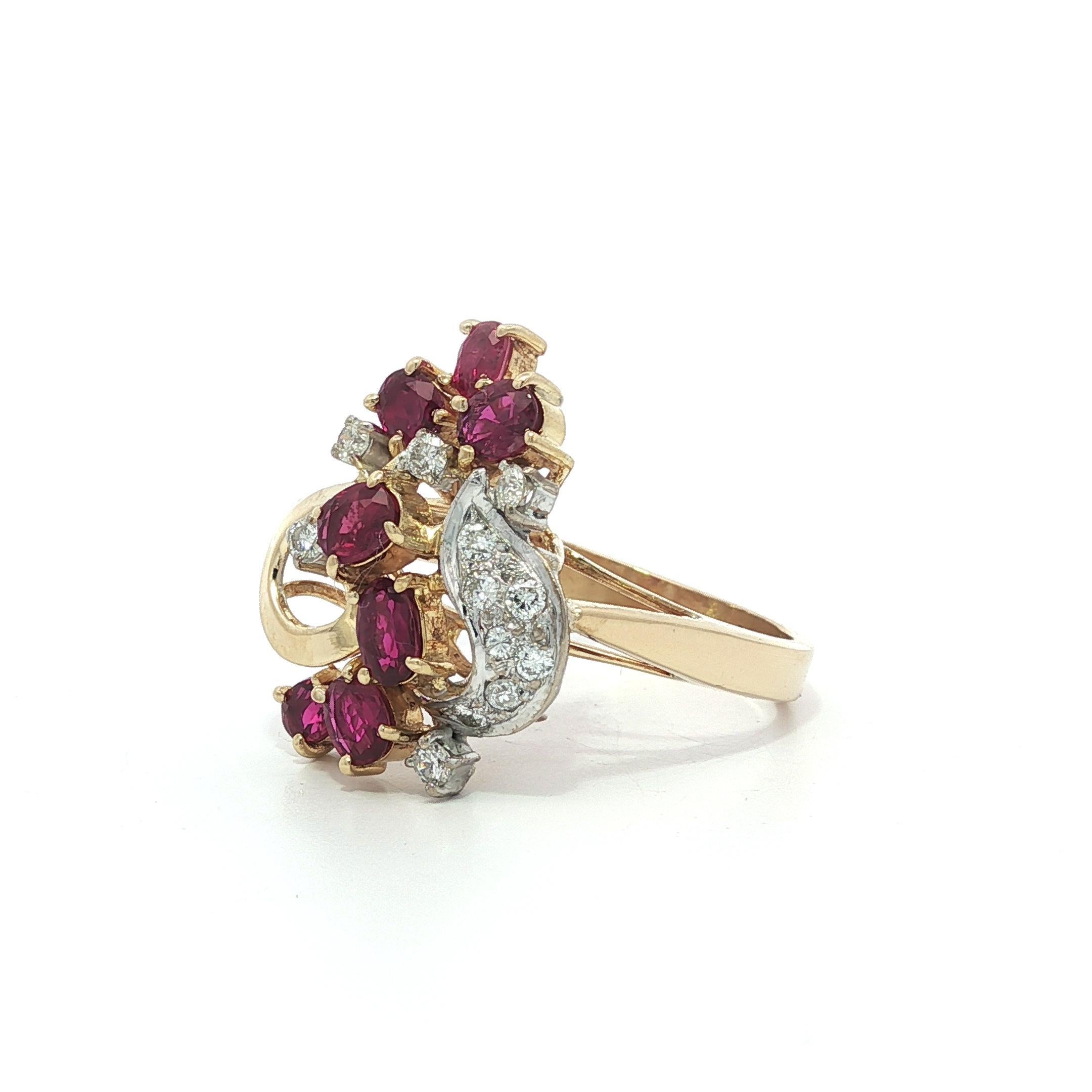 -Pierre(s) : -
(7) Rubis naturel véritable - taille ovale - serti - riche couleur rouge - 1,40ctw (approx.)
(12) Diamants naturels authentiques - taille ronde et brillante - sertis clos et pavés - couleur G/H - pureté VS1/VS2 - 0,20ctw