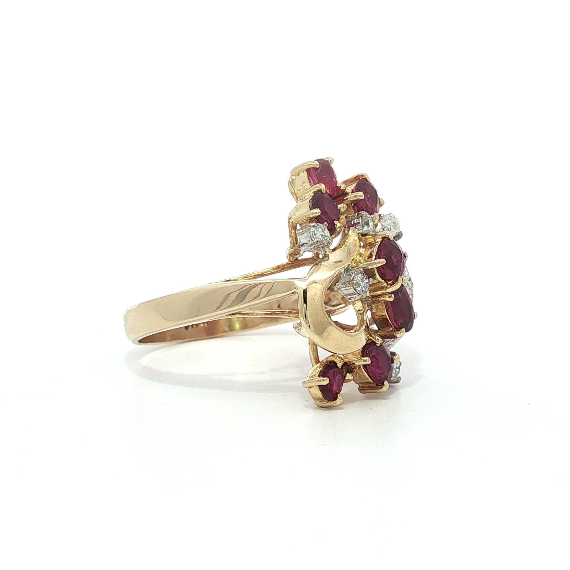 Bague en or massif 1,60ctw Oval Rich Red Ruby & Diamond Open Heart Cluster Excellent état - En vente à Montclair, NJ