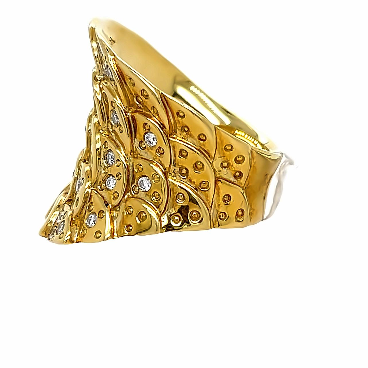 Solid Gold and Diamond Cocktail Ring in 18K Yellow Gold In New Condition For Sale In New York, NY