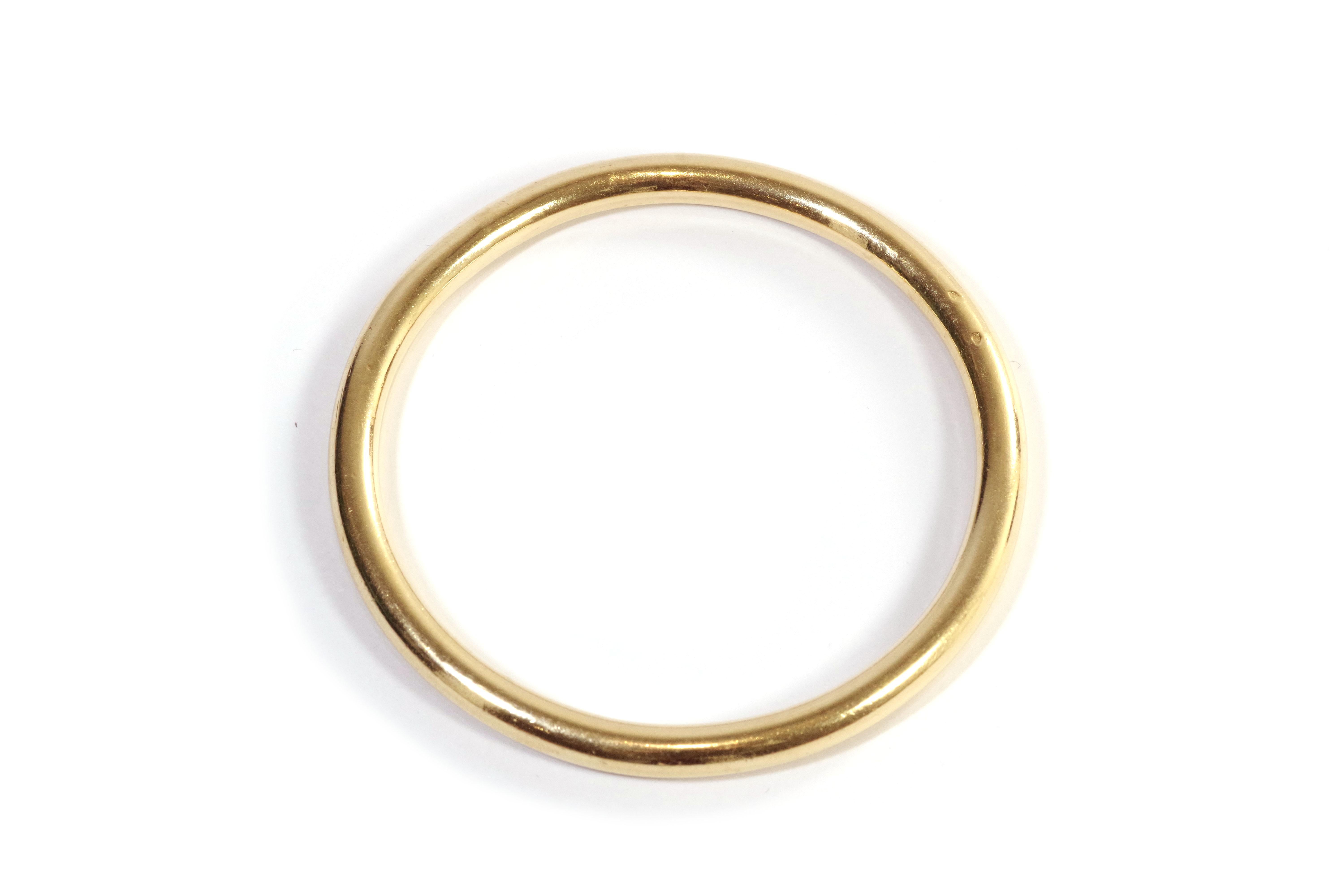 Contemporary Solid gold bangle bracelet in 18k gold For Sale