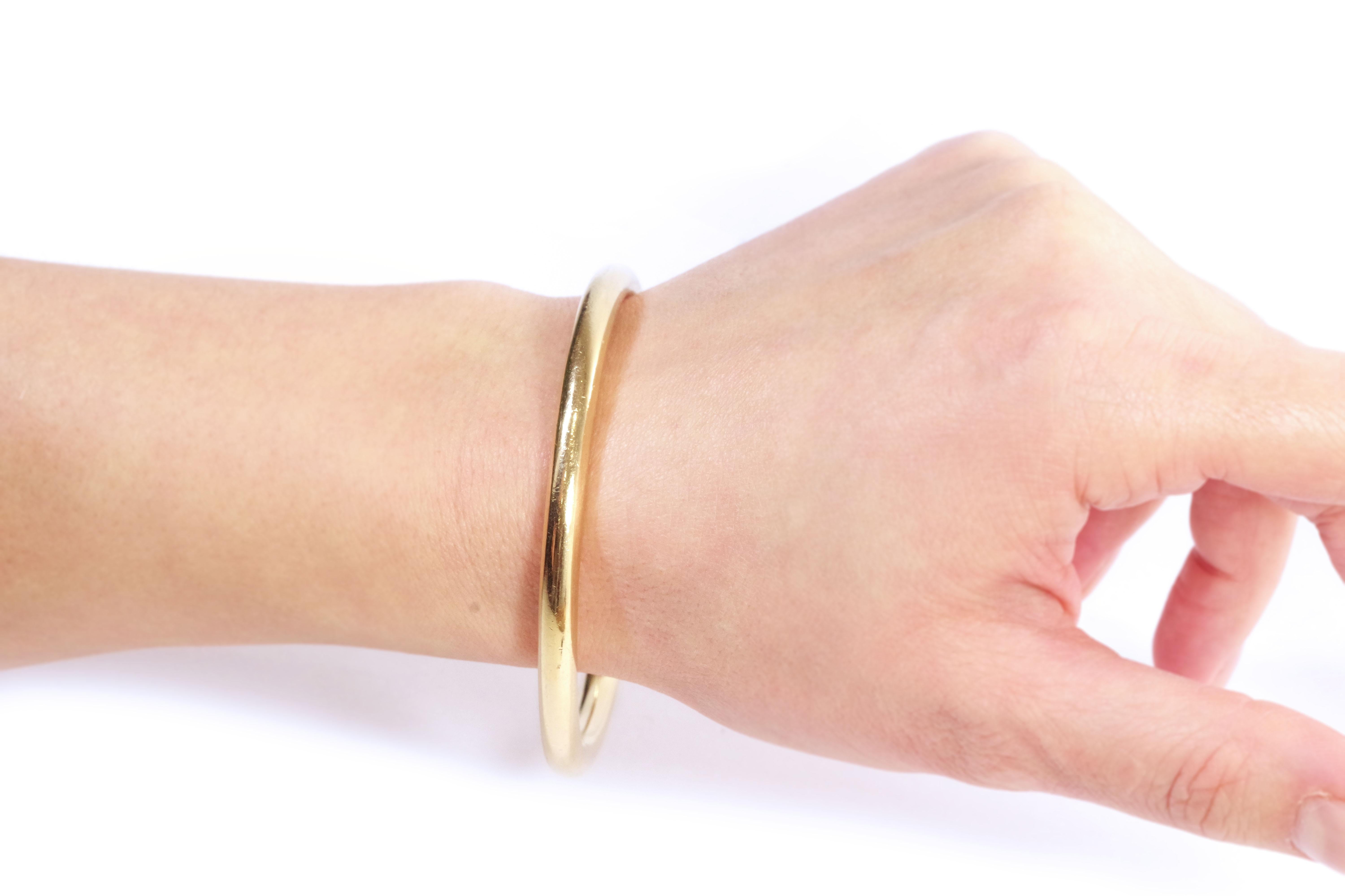 Solid gold bangle bracelet in 18k gold In Fair Condition For Sale In PARIS, FR