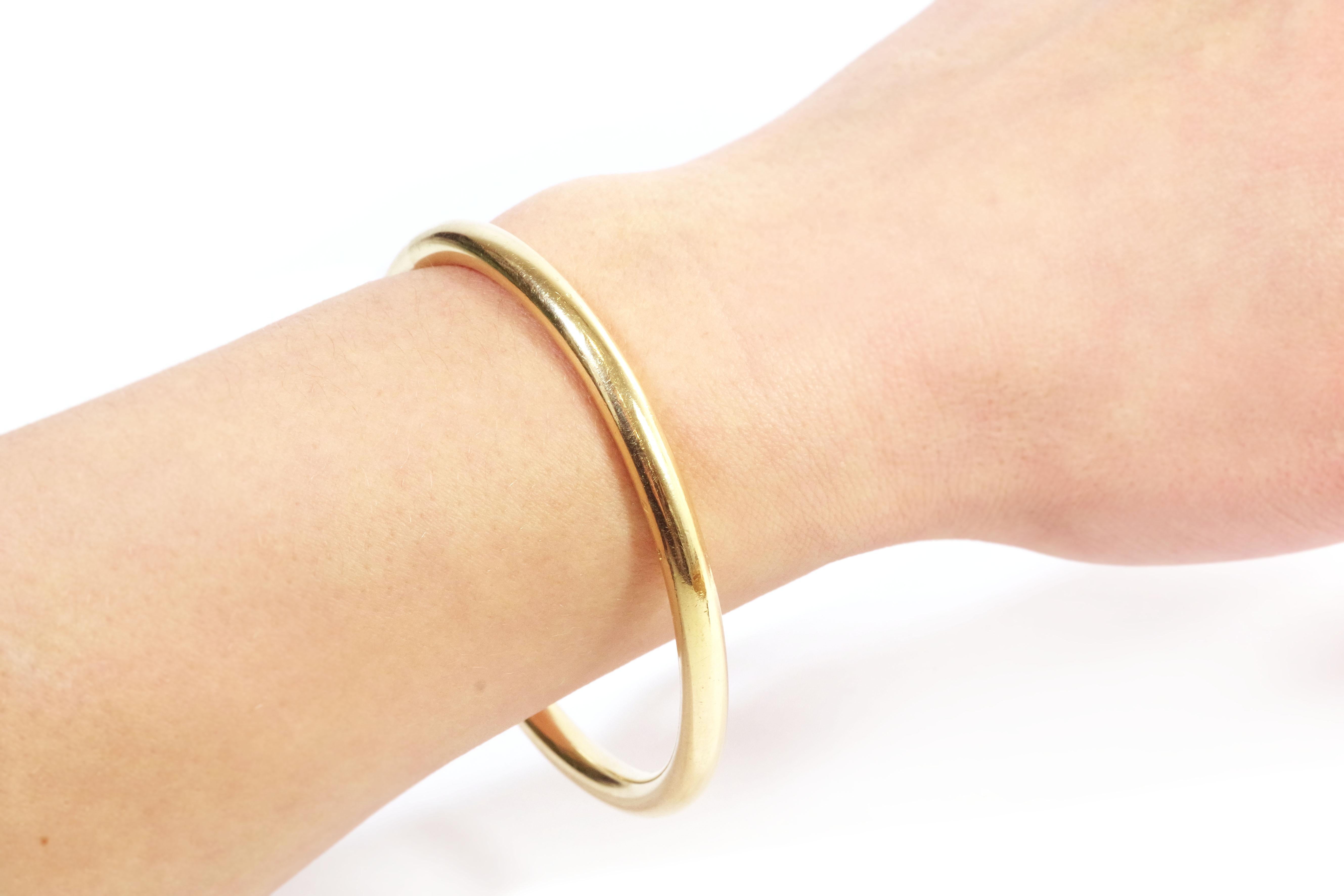 Women's or Men's Solid gold bangle bracelet in 18k gold For Sale