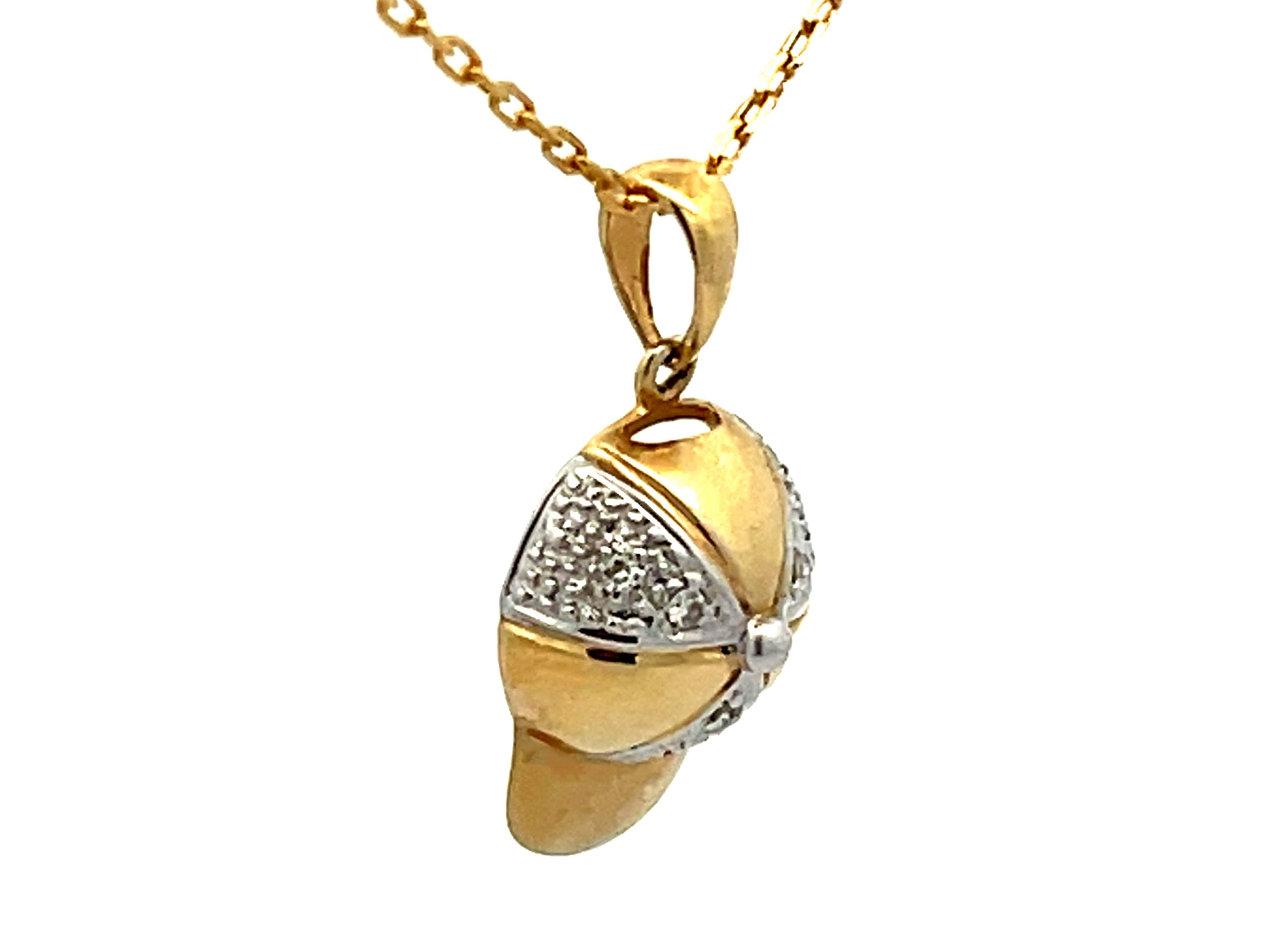 Moderne Collier pendentif chapeau de baseball en or massif et diamants en vente