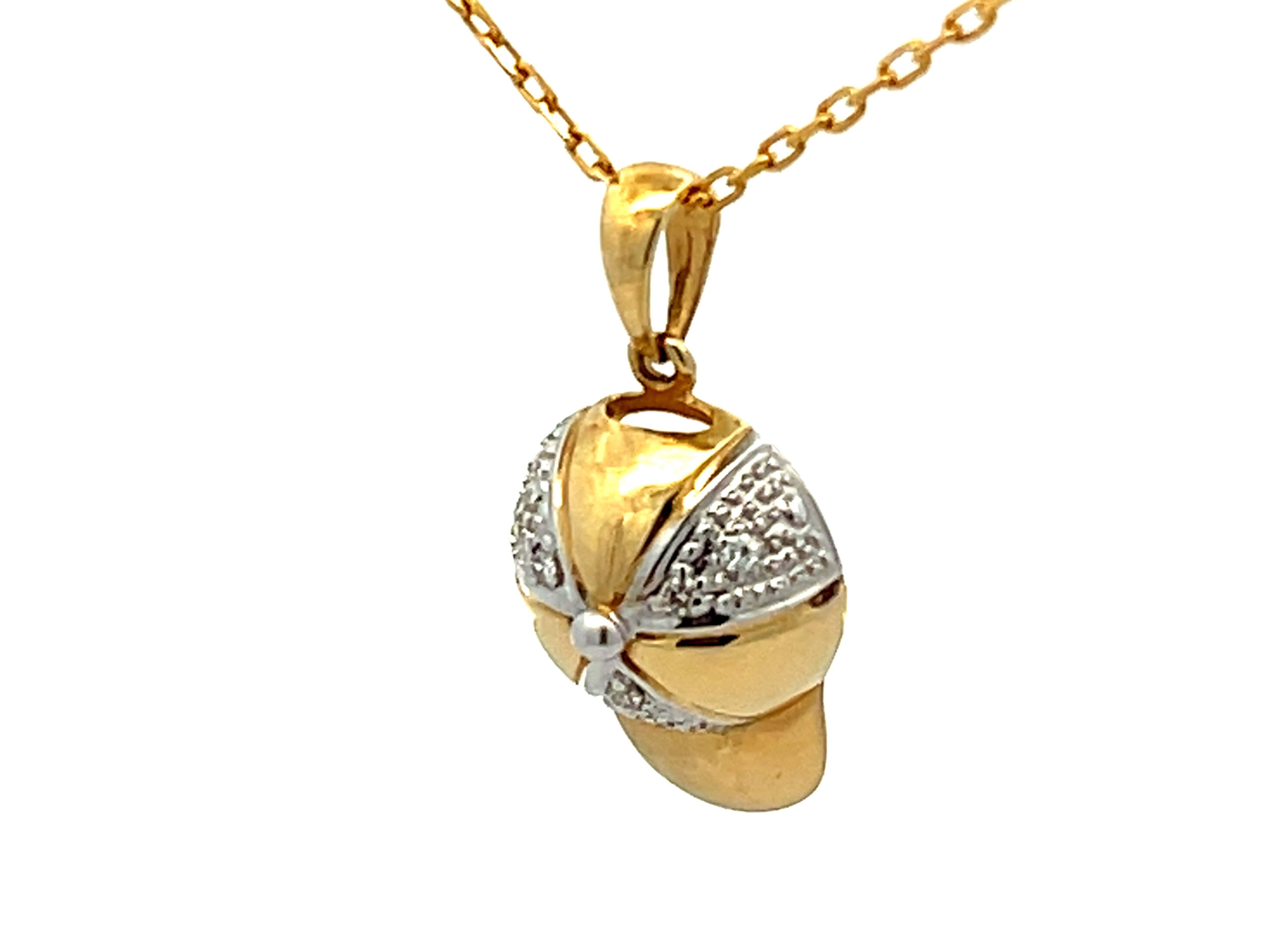 Taille brillant Collier pendentif chapeau de baseball en or massif et diamants en vente