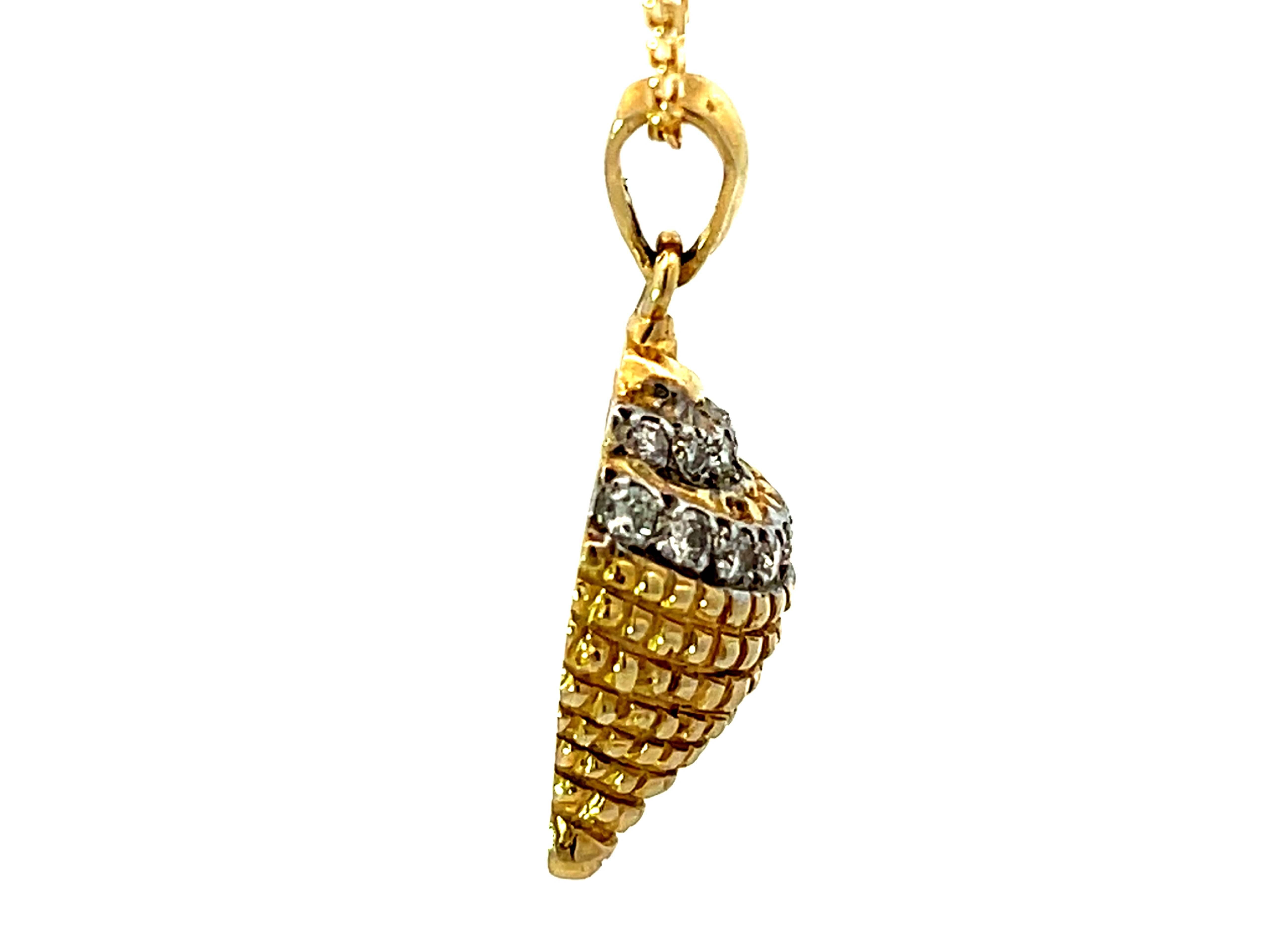Solid Gold Diamond Seashell Pendant Necklace In Excellent Condition For Sale In Honolulu, HI