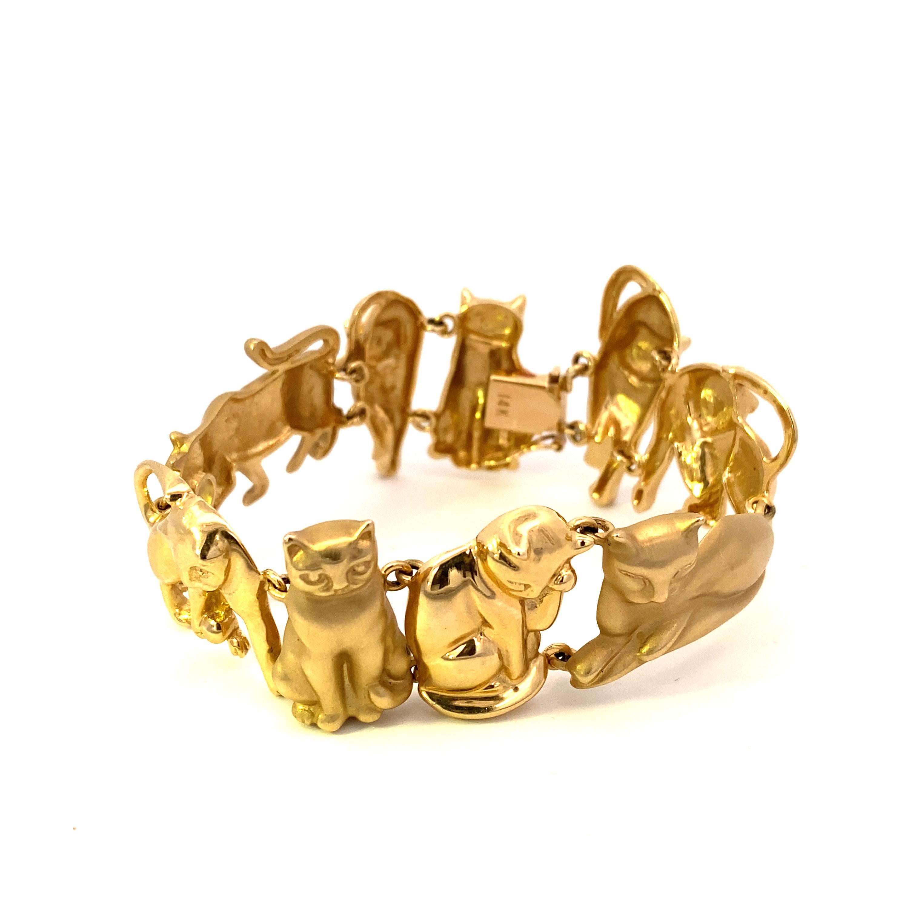 Mit einem gebrauchten Ardian Jewelry 14K Gelbgold Feline Motif Armband. Dieses einzigartige Goldarmband zeigt neun Katzenfiguren in verschiedenen Positionen, die abwechselnd mattiert und poliert sind. Punzierungen sind Hersteller/Patentmarke und