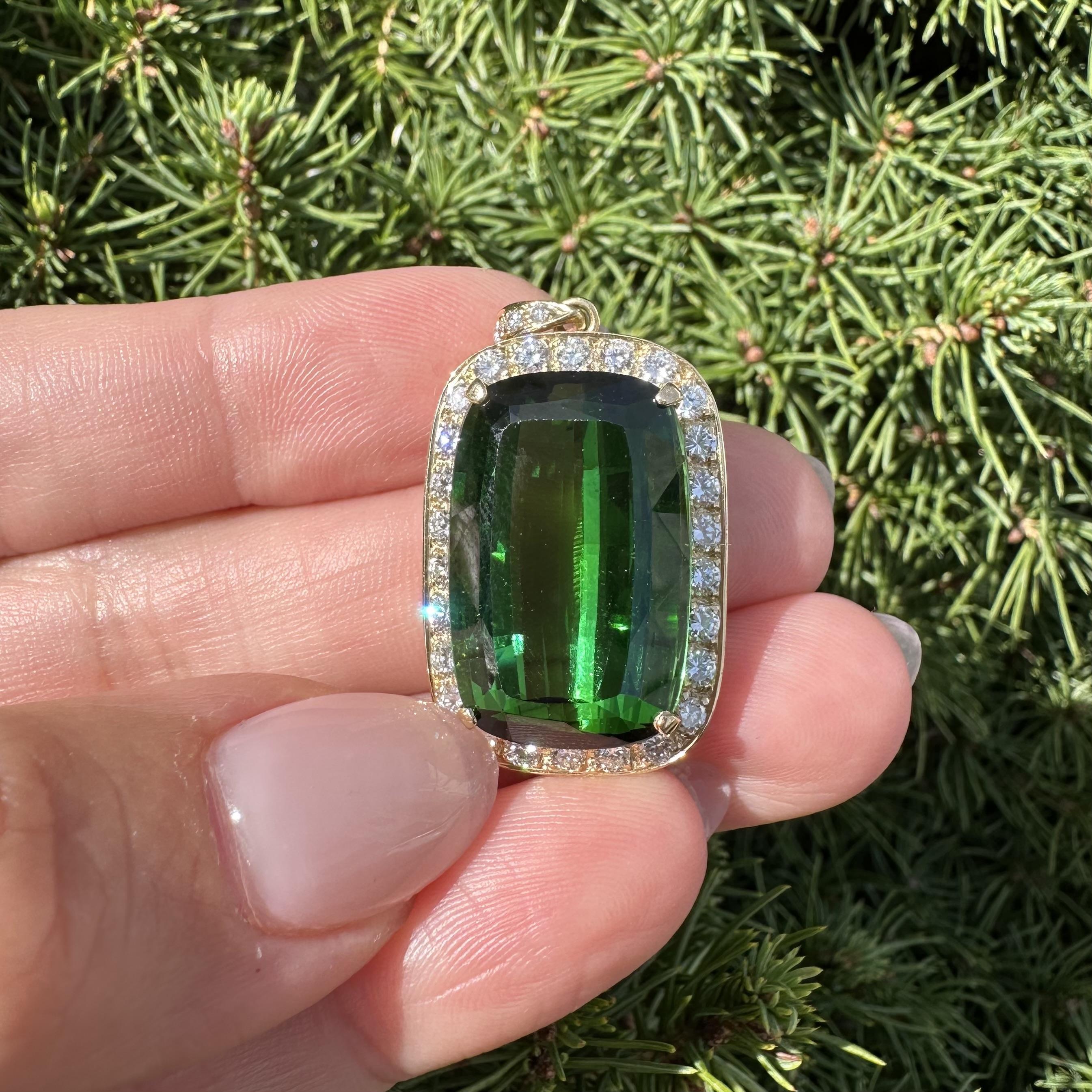 Pendentif en or massif GIA 28.51ctw Top Color Vivid Green Tourmaline Cushion Diamond en vente 6