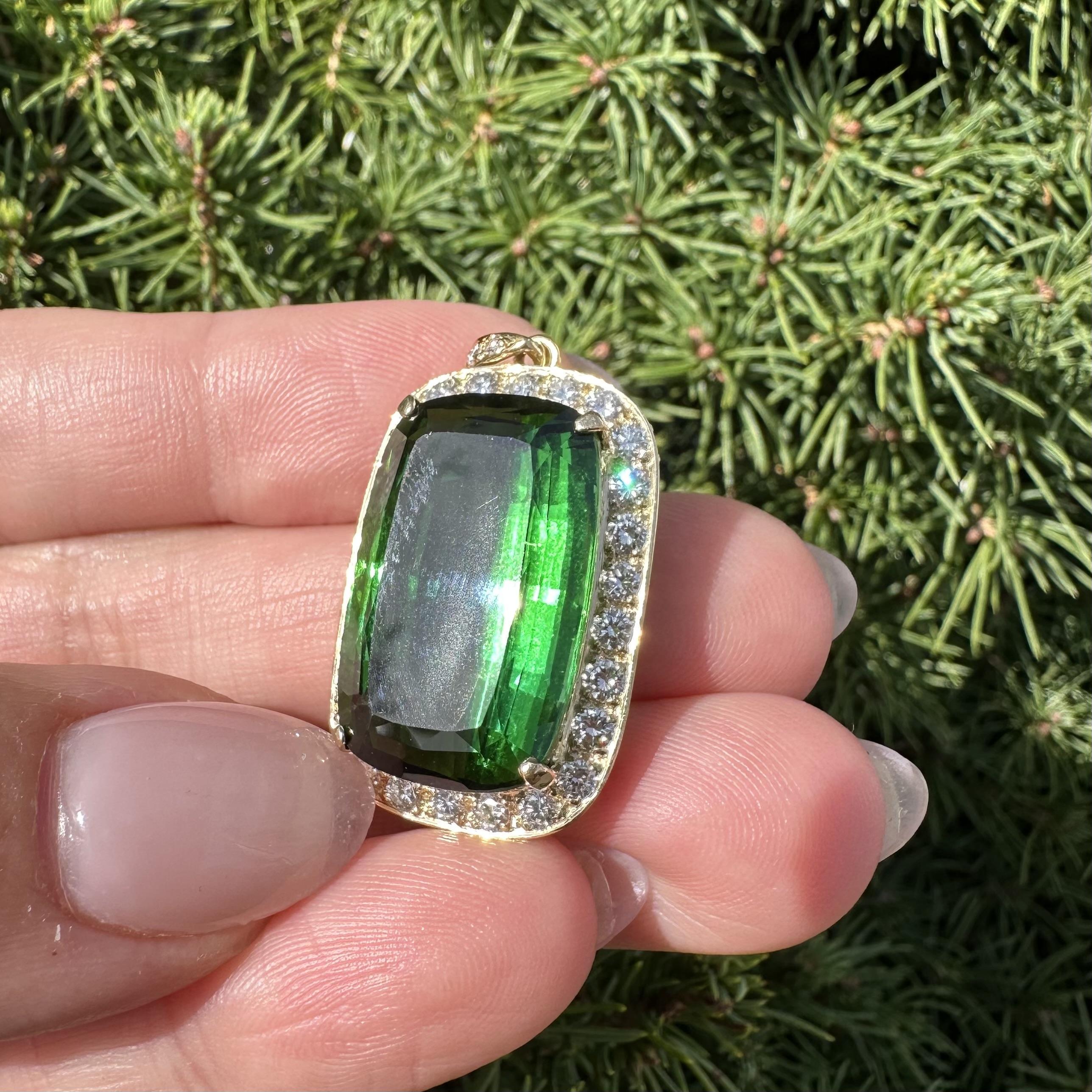 Pendentif en or massif GIA 28.51ctw Top Color Vivid Green Tourmaline Cushion Diamond en vente 7
