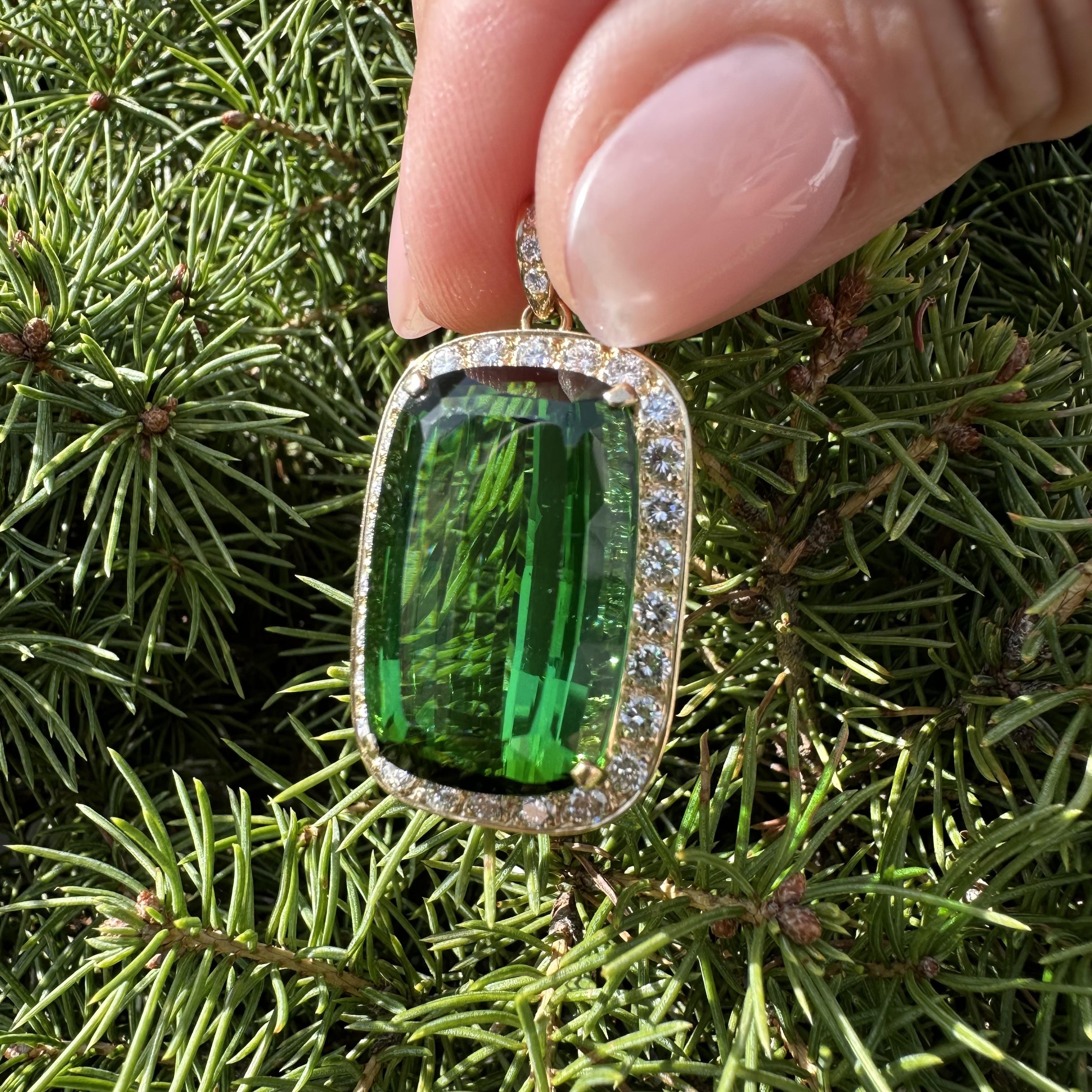 Pendentif en or massif GIA 28.51ctw Top Color Vivid Green Tourmaline Cushion Diamond en vente 8