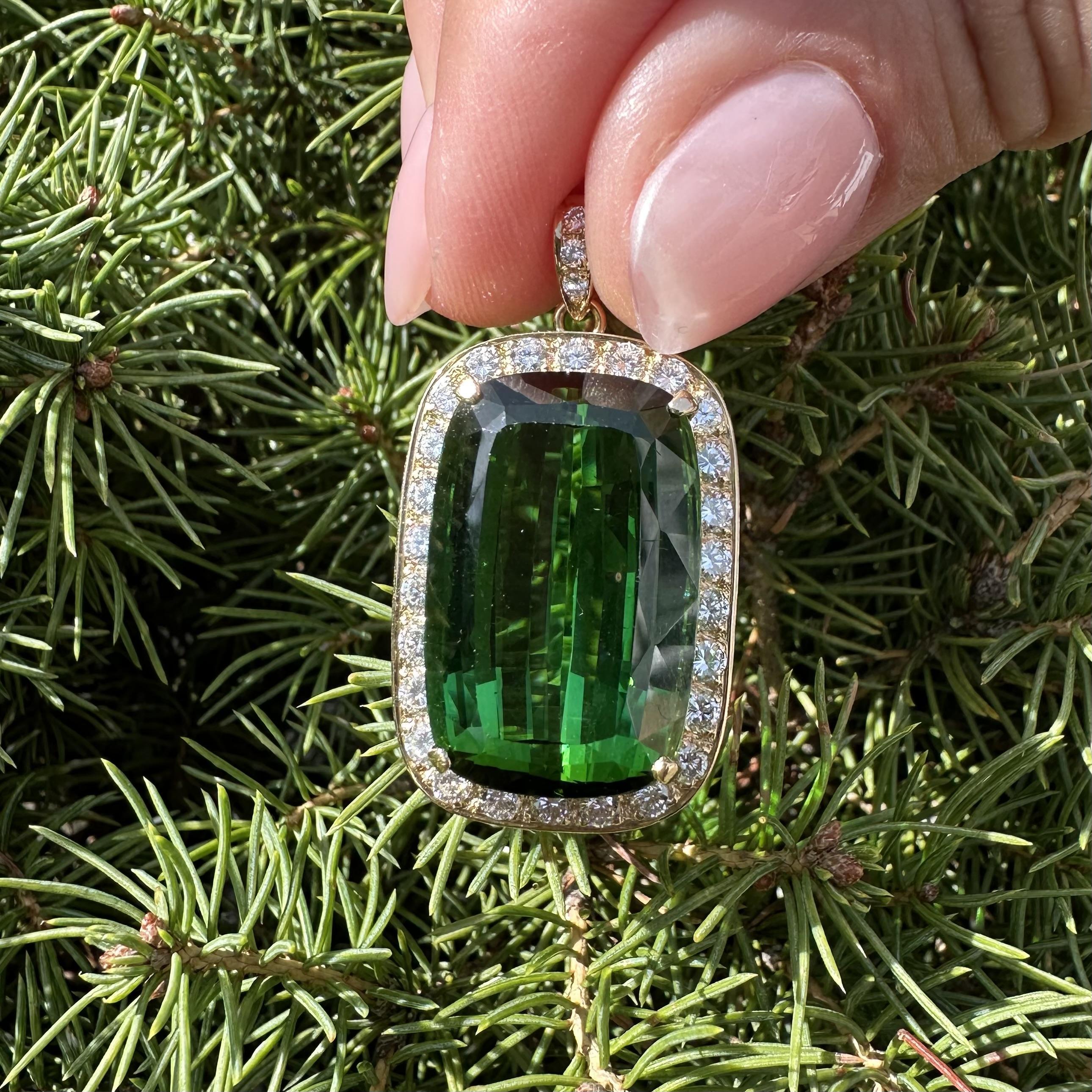 Pendentif en or massif GIA 28.51ctw Top Color Vivid Green Tourmaline Cushion Diamond en vente 2
