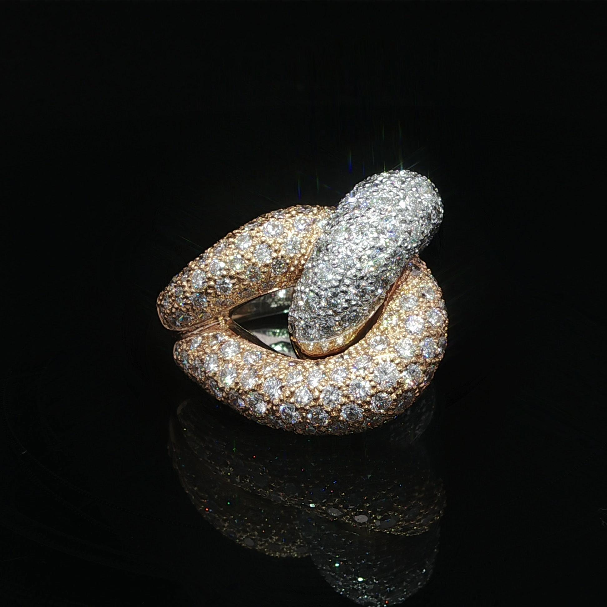 Taglio brillante Anello in oro massiccio di alta qualità con diamanti a pavé da 5,60 ct. in vendita