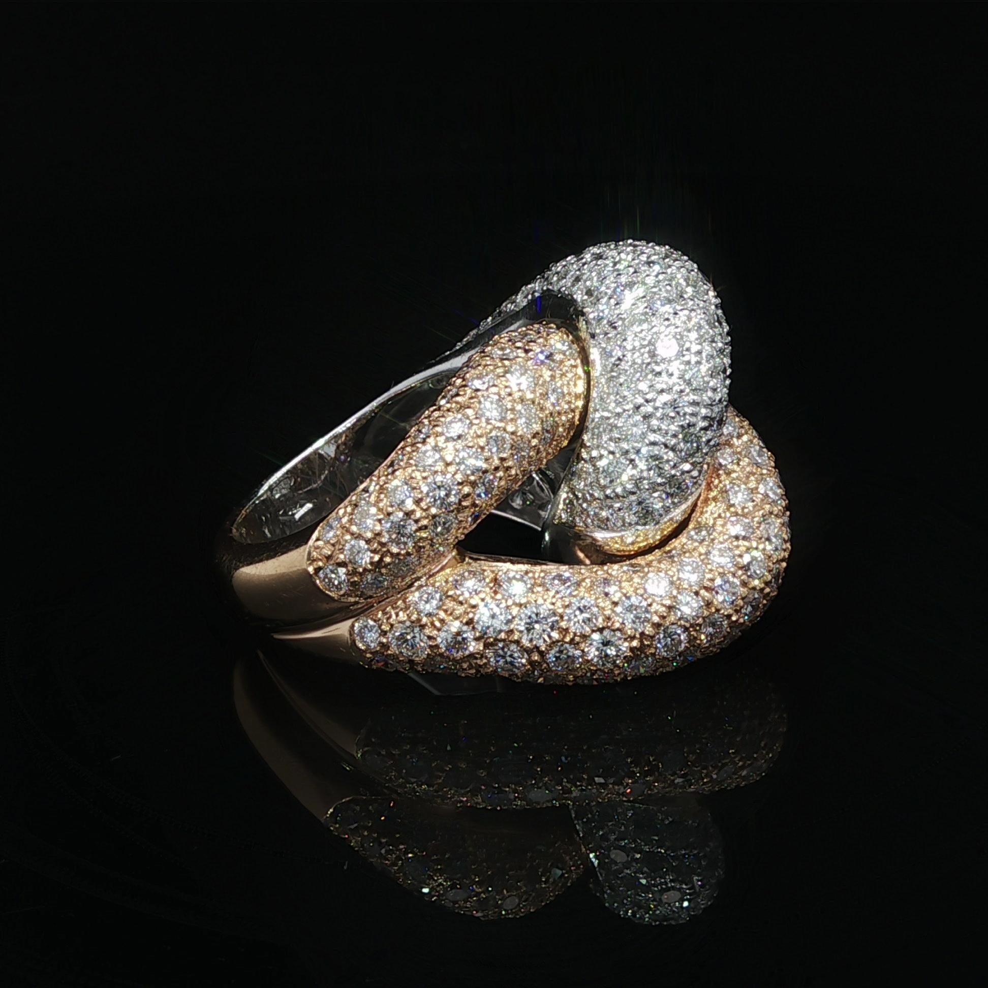 Anello in oro massiccio di alta qualità con diamanti a pavé da 5,60 ct. In condizioni ottime in vendita a Montclair, NJ