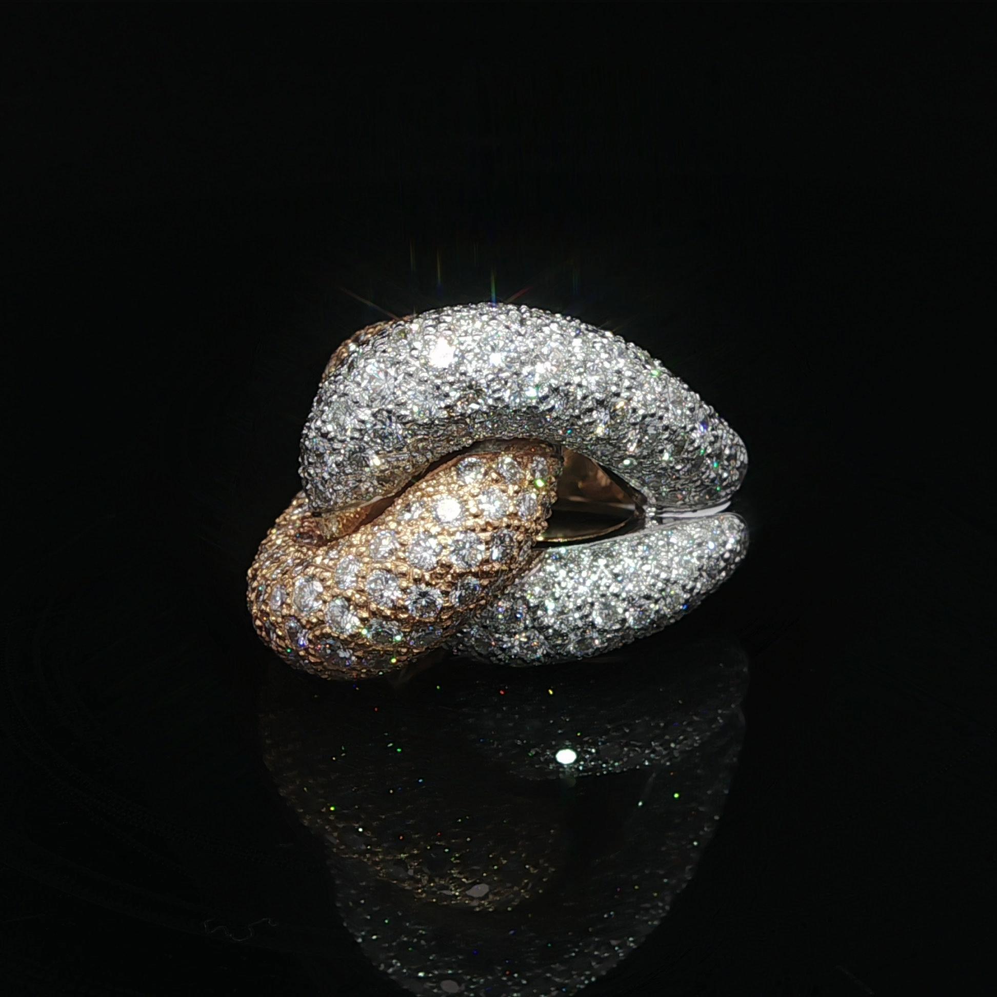 Donna Anello in oro massiccio di alta qualità con diamanti a pavé da 5,60 ct. in vendita