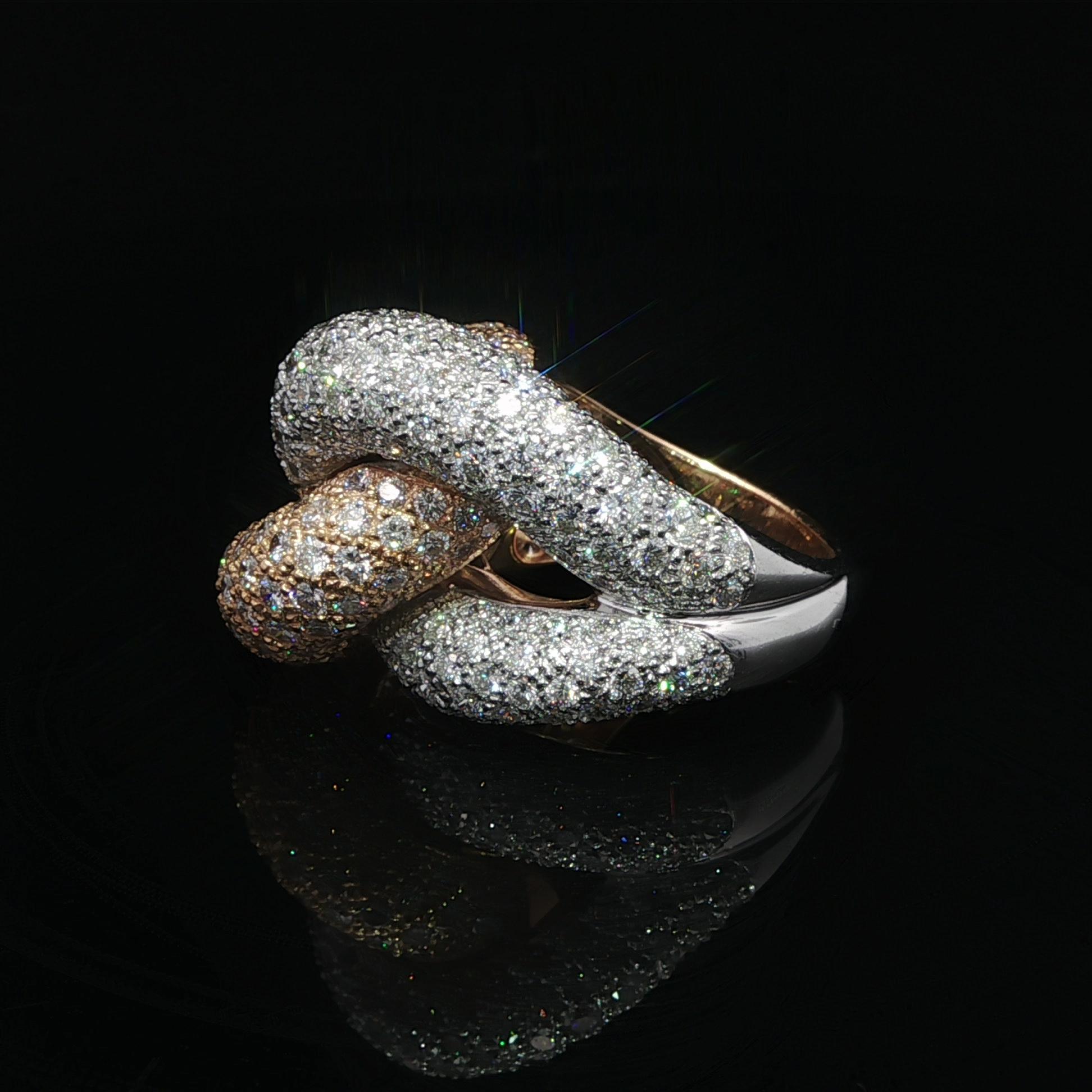 Anello in oro massiccio di alta qualità con diamanti a pavé da 5,60 ct. in vendita 1