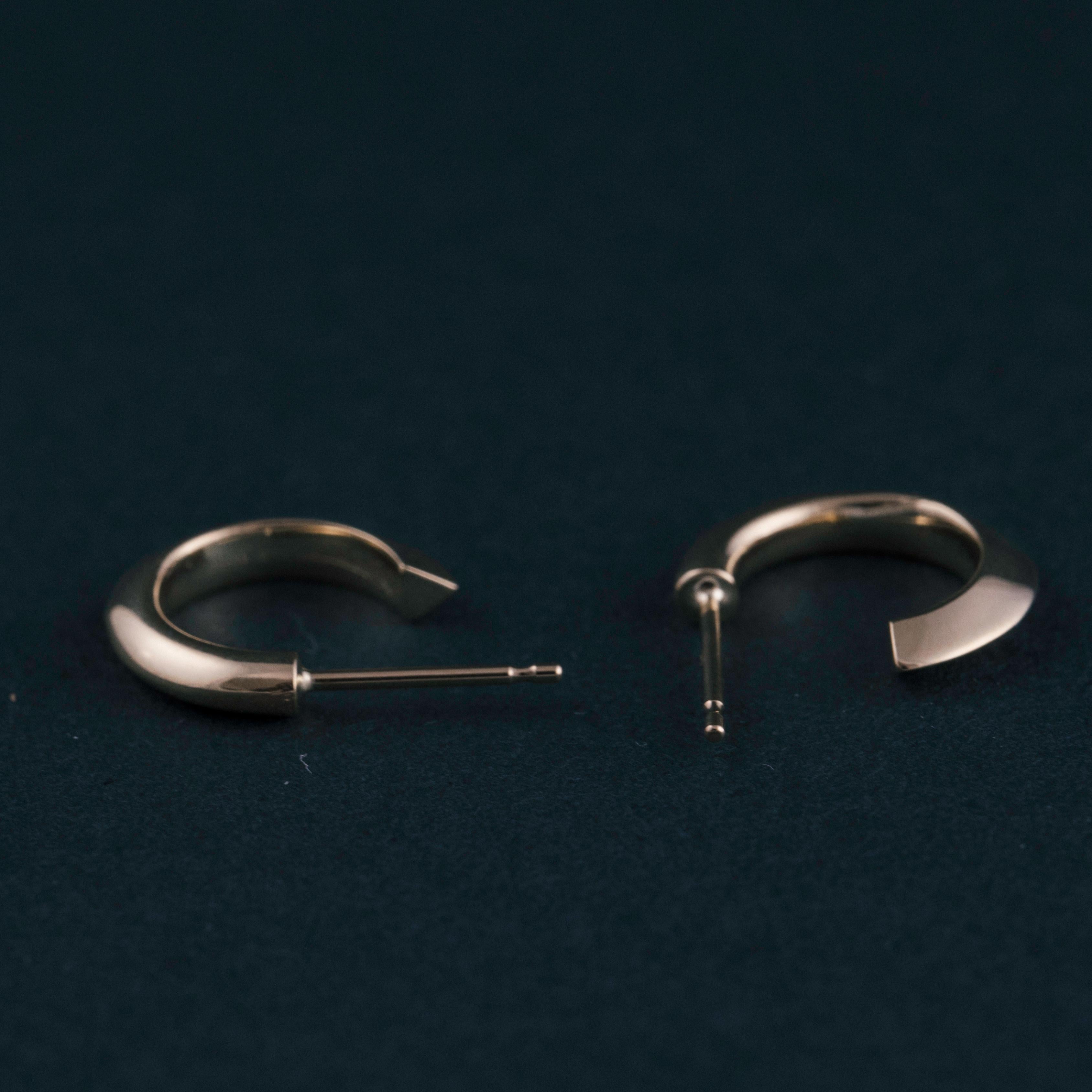 Die Small Flow Hoop-Ohrringe beginnen als Kreis und gehen fließend in ein Dreieck über. Diese Ohrringe sind ein bequemes, alltägliches Statement für jede Gelegenheit und eine zeitlose Neuinterpretation eines Klassikers. Der aus massivem 14-karätigem
